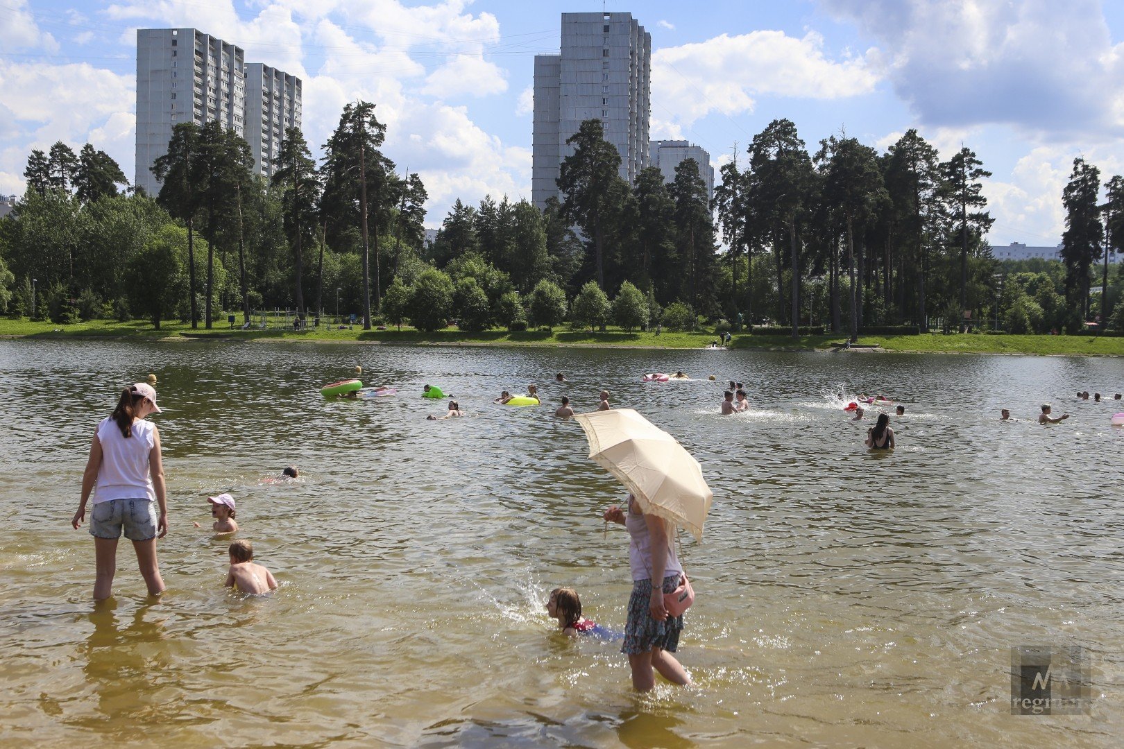 Пляж в зеленограде. Школьное озеро Зеленоград. Черное озеро Зеленоград. Озеро черное Зеленоград пляж. Пляж школьное озеро Зеленоград.