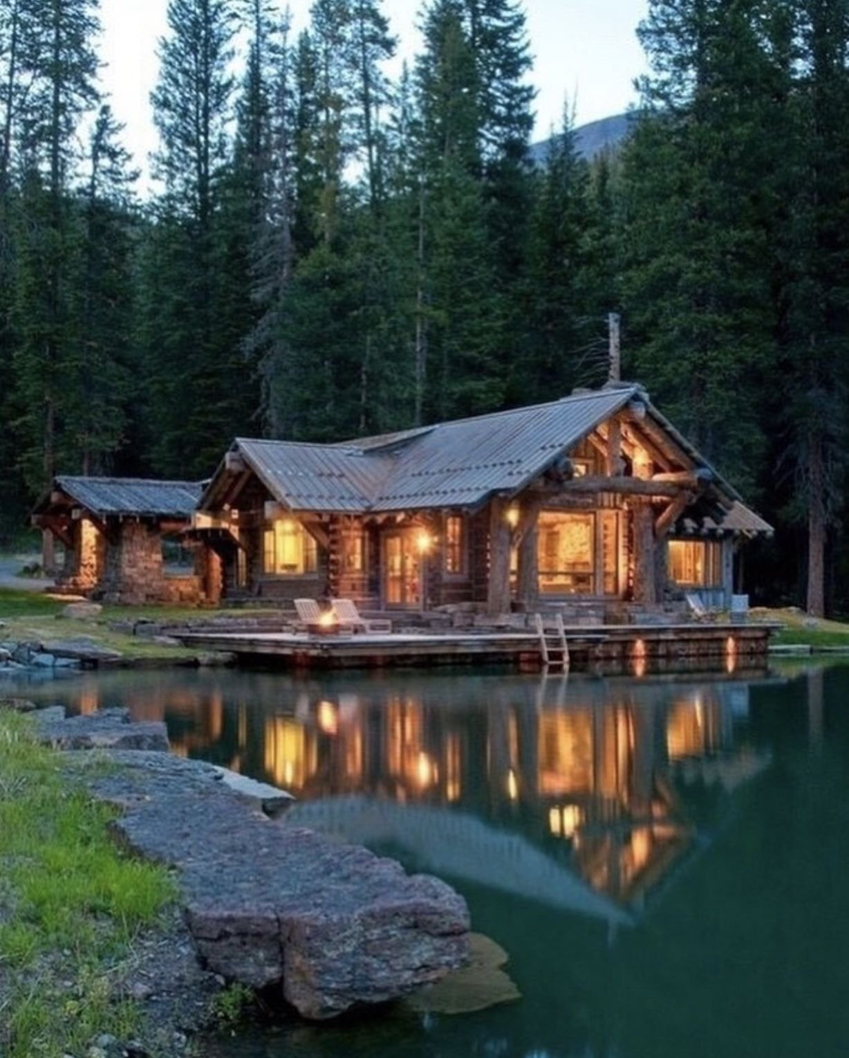 Деревянный дом на озере