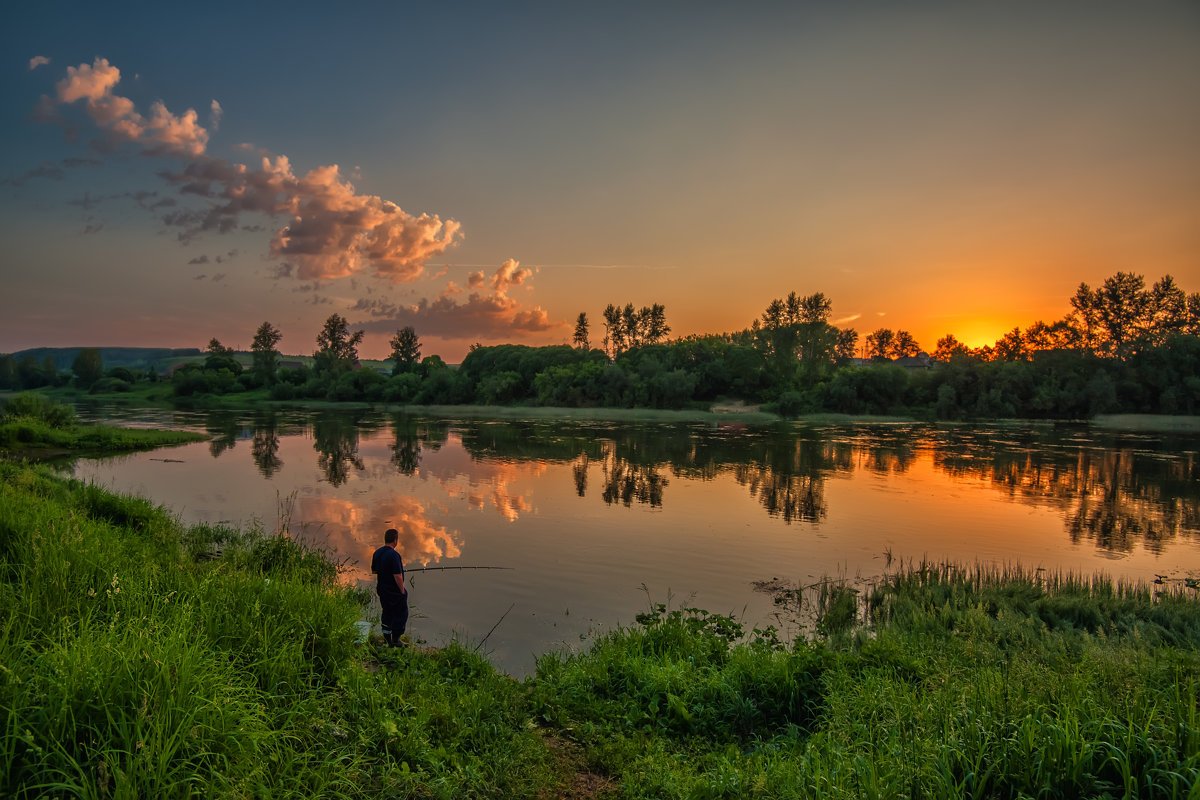 Природа вечером описание. Природа вечер. Красивая природа рыбалка. Рыбак на утренней зорьке. Утренняя Зорька на реке,.