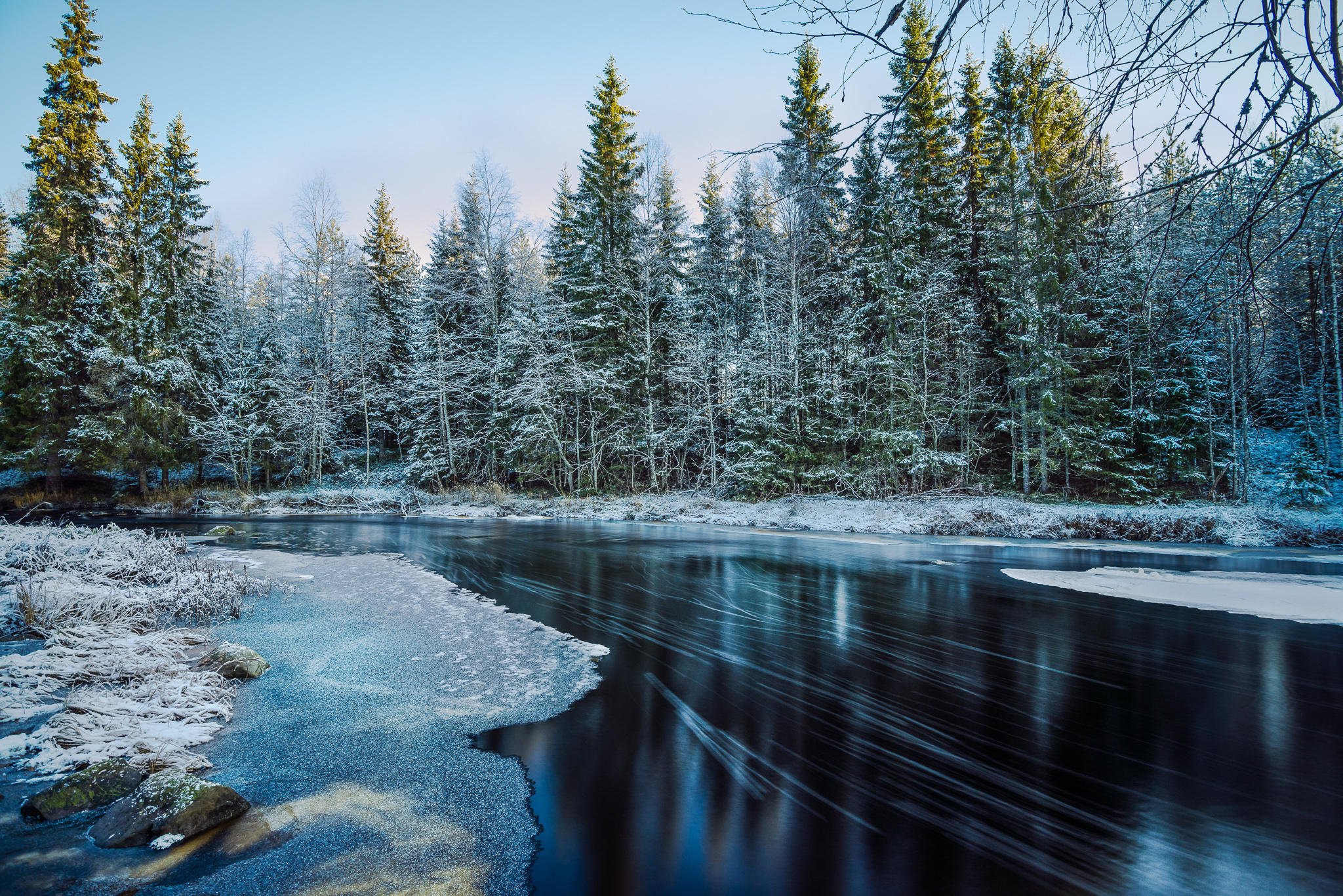 Лед на реках и озерах. Зимняя река. Зима река лес. Река зимой. Зимний лес с рекой.