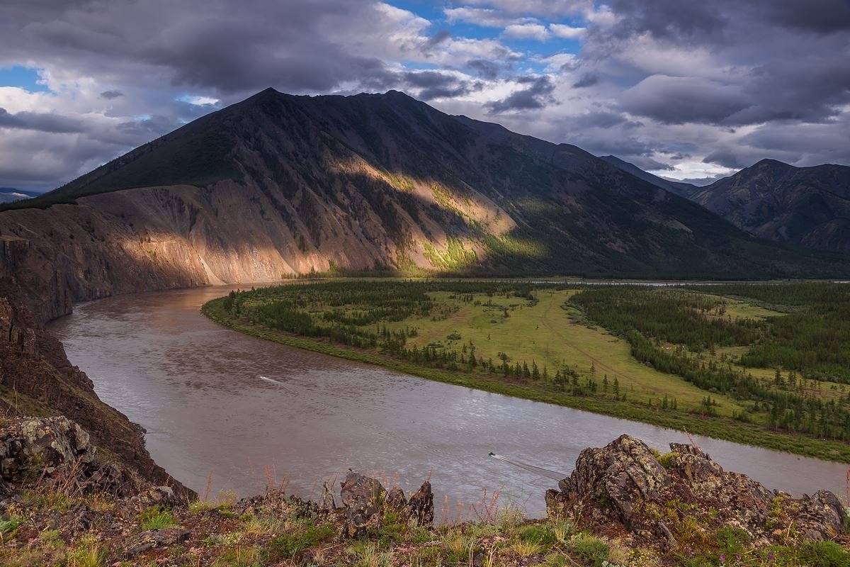 Река на севере якутии на ней расположен. Река Индигирка Якутия. Северо Восточная Сибирь река Индигирка. Река Колыма Якутия.