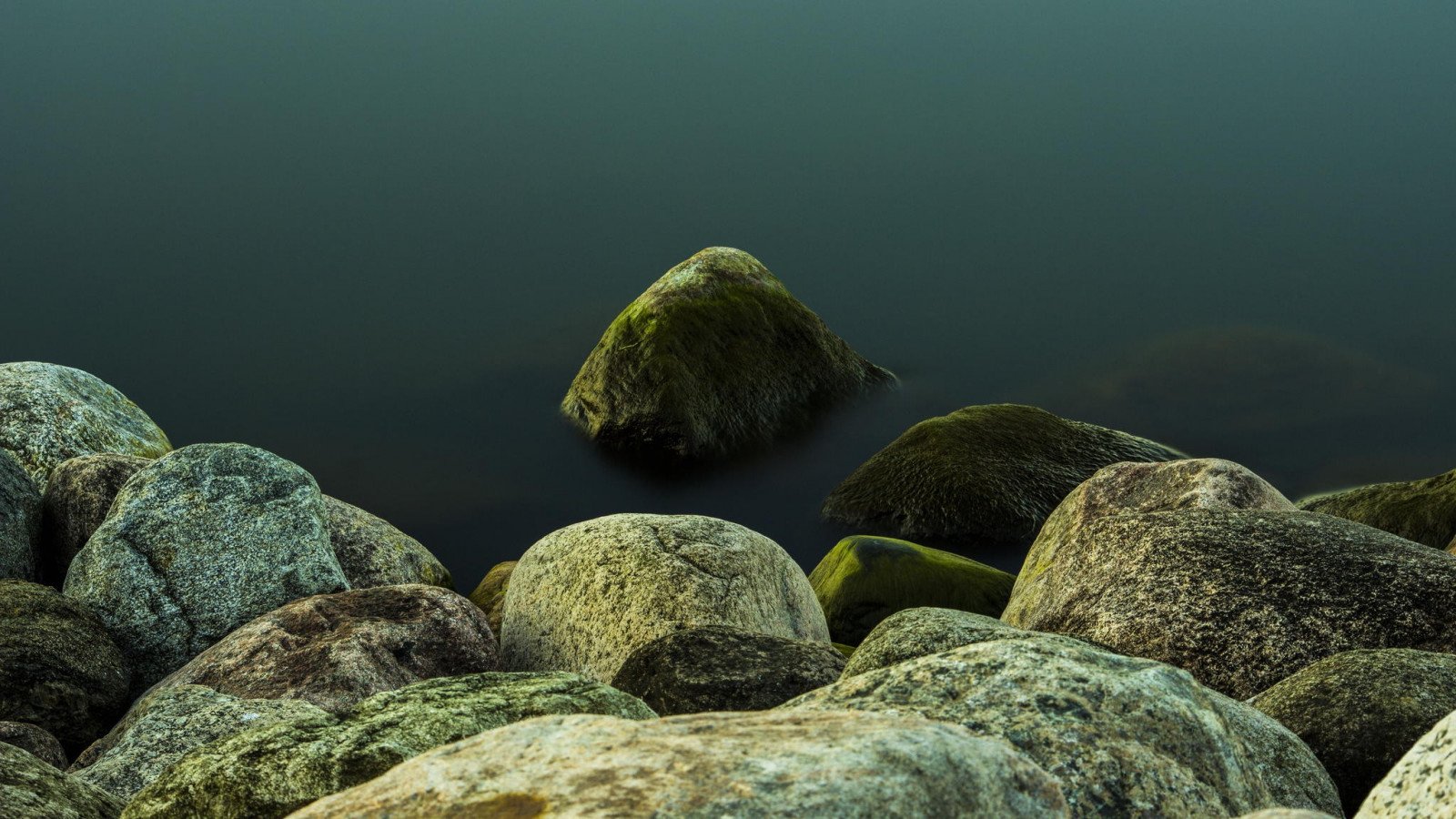 камни под водой фото