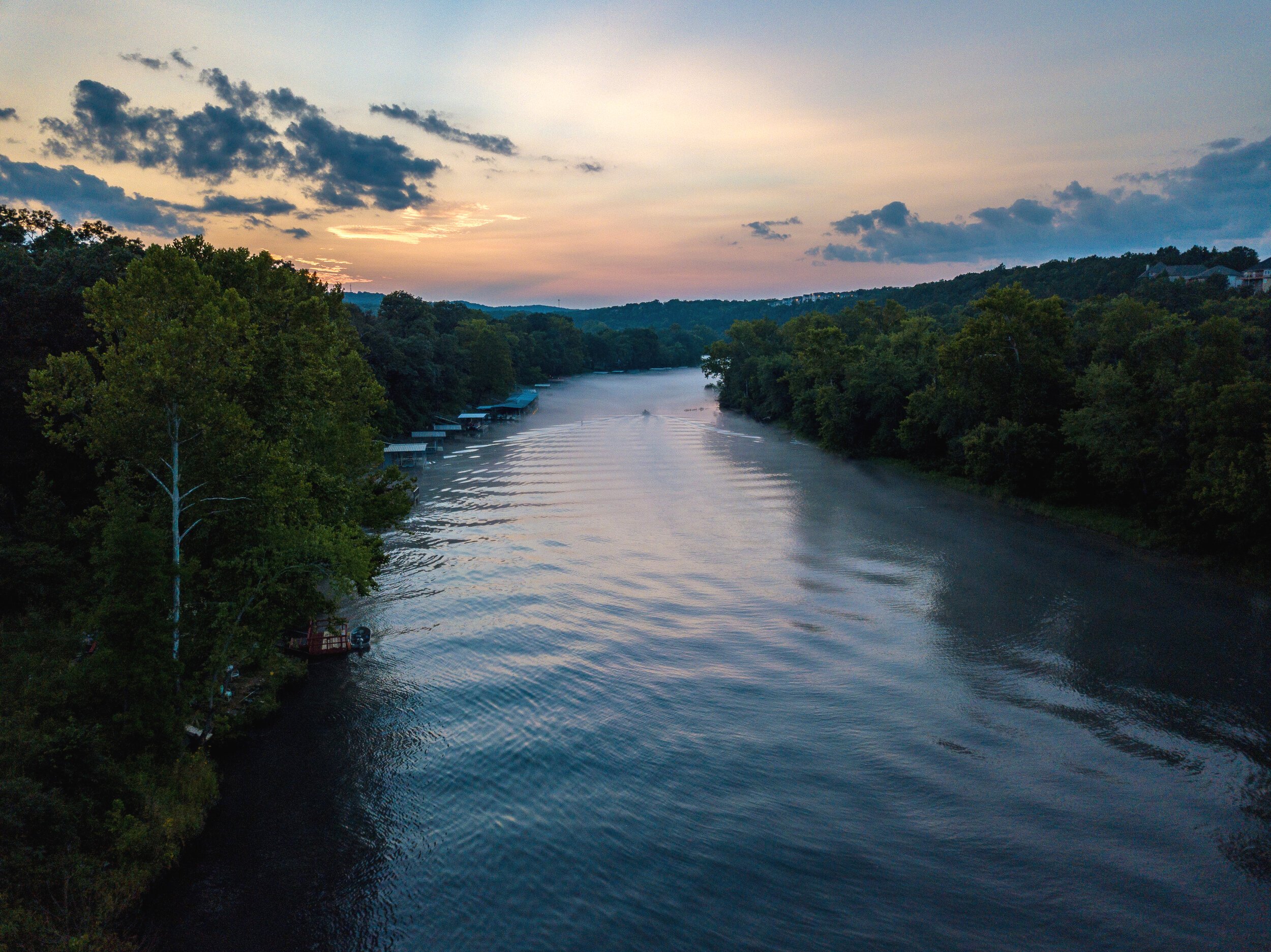 Питание реки миссури. Река Миссури фото. Штат Миссури природа. Водные ресурсы фото. Река Кашинка.
