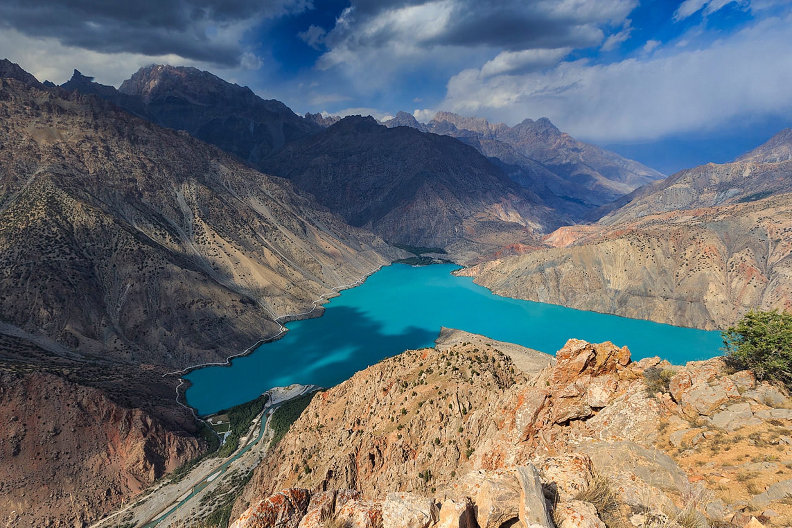 Большие кули. Озеро Искандеркуль Таджикистан. Фанские горы озеро Искандеркуль. Фанские горы озеро пиала. Озеро Сарез в Таджикистане.