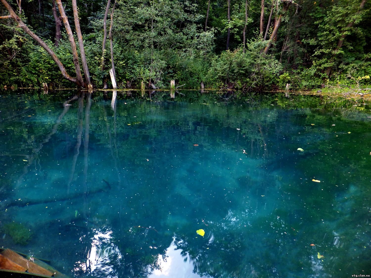 Озеро с синей водой