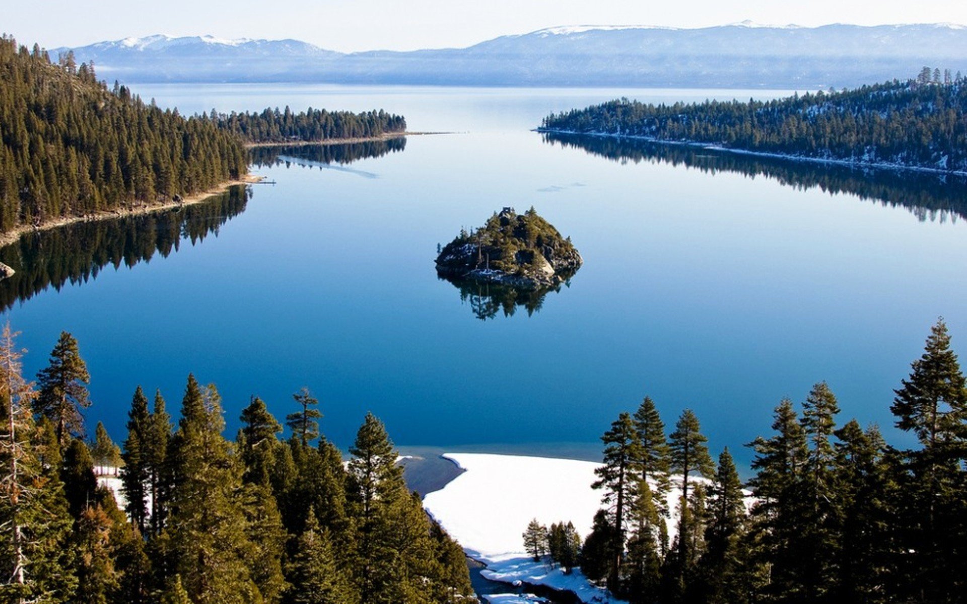 Озера правильной формы. Озеро Тахо США. Озеро Тахо Калифорния США. Озеро Тахо, Невада, США. Озеро Тахо Калифорния зимой.