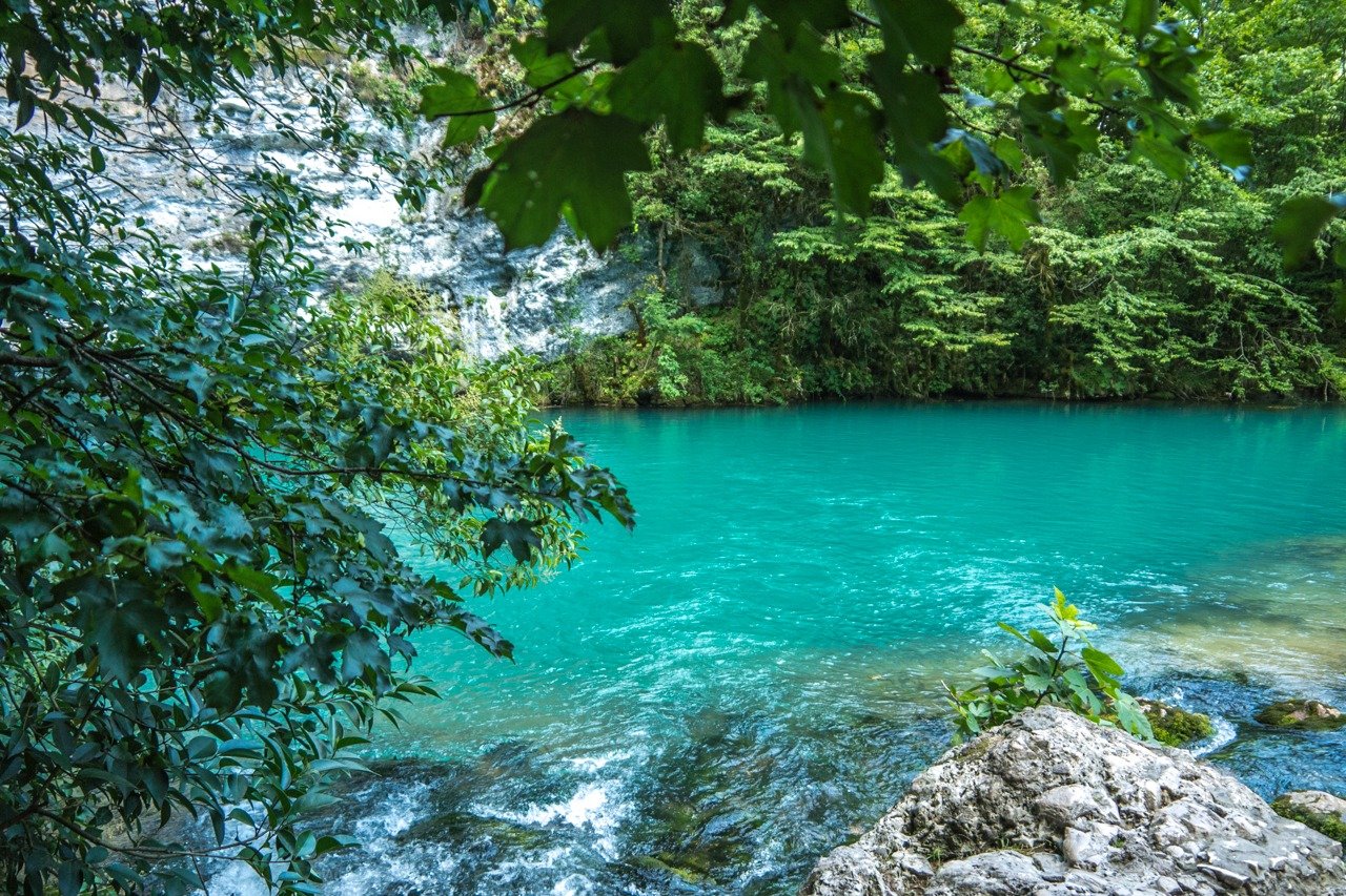Голубые абхазии. Голубое озеро Рица Абхазия. Абхазия голубое озеро Рицца. Абхазия голубое озеро каньон. Кавказ Абхазия голубое озеро.