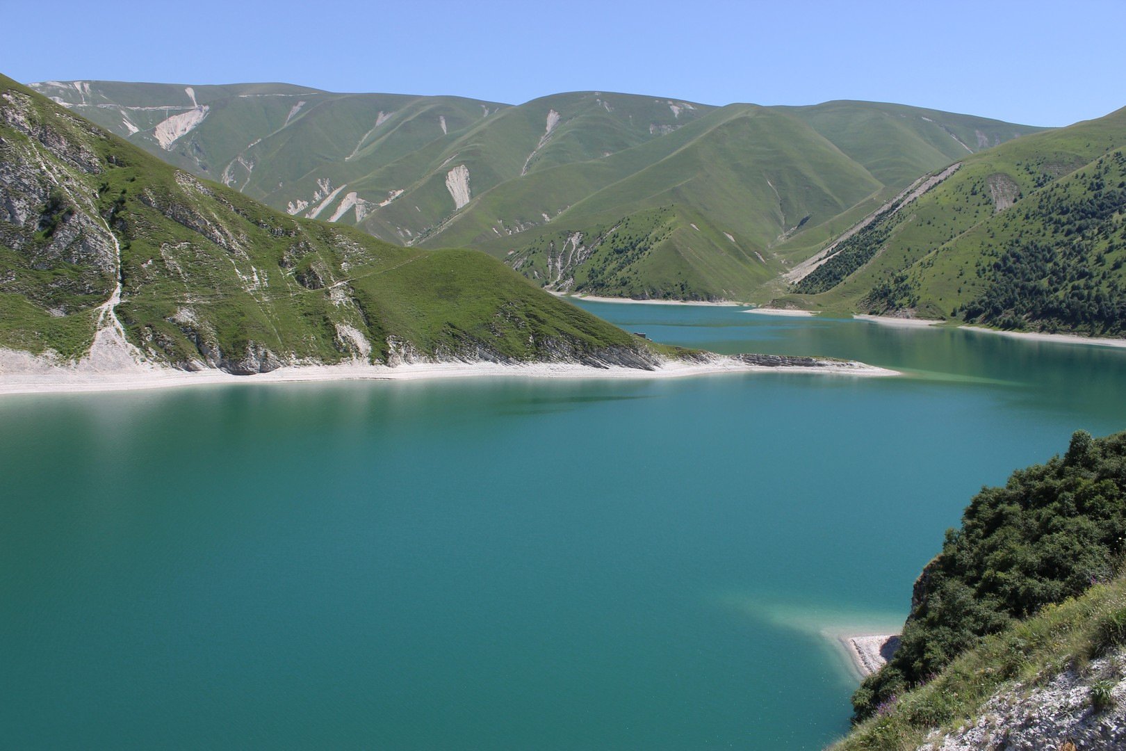 Озера чеченской республики. Озеро Кезеной ам Веденский район. Озеро в Чечне Кезеной ам. Озеро Кезенойам Дагестан. Казеной-ам озеро домики.