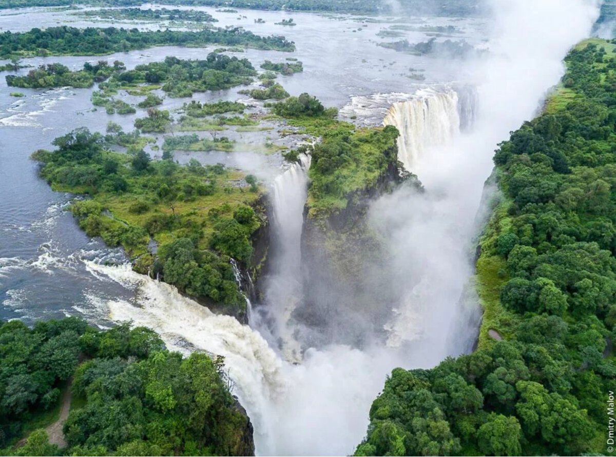 Какой самый водопад в мире. Водопад Виктория Зимбабве. Замбези водопад Виктория. Замбия водопад Виктория. Африка Замбия водопад Виктория.