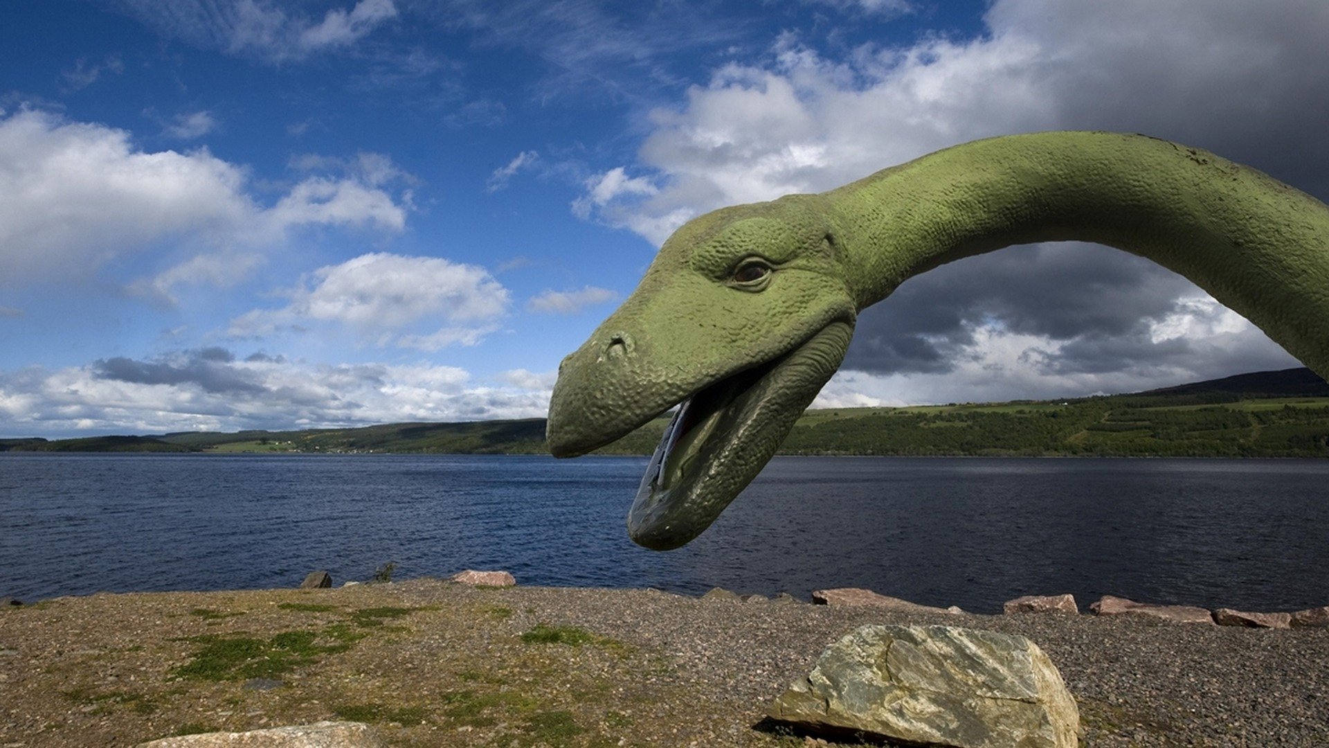 Монстры в озерах. Монстр озера Лохнесс. Озеро Лохнесс в Шотландии чудовище. Озеро Лохнесс Несси. Лохнесское чудовище на озере лох-Несс.