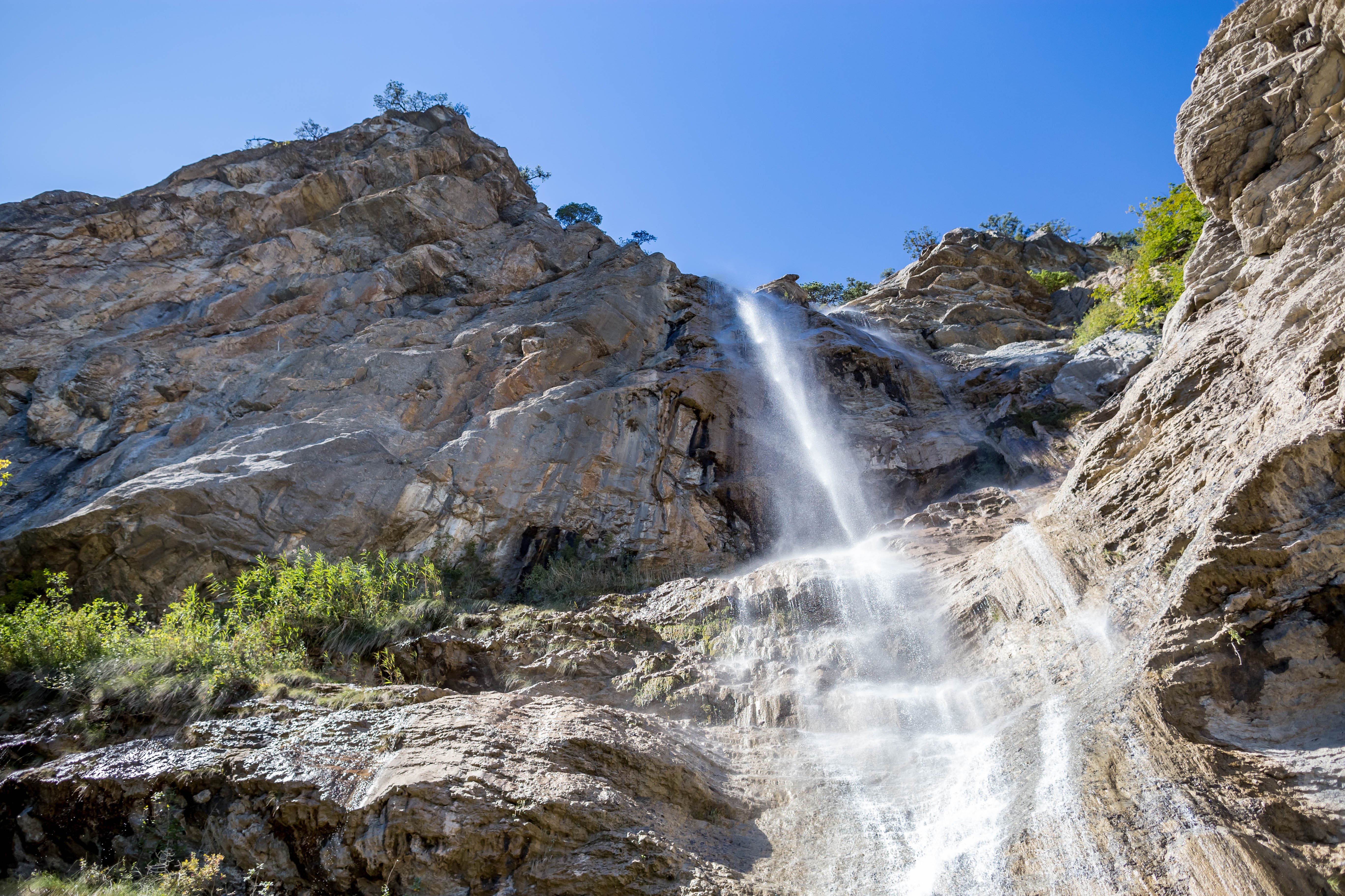 Самый высокий водопад крыма название. Водопад Учан-Су Крым. Водопад Учан-Су в Ялте. Водопад Учан-Су фото. Водопад Учан-Су летом.