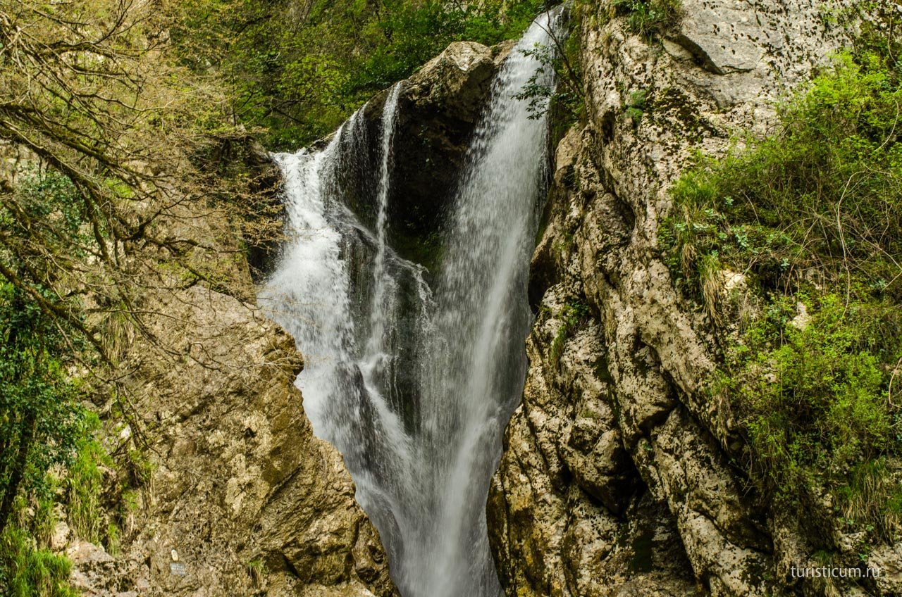 Водопад на средние. Агурский водопад Сочи. Агурское ущелье в Сочи. Агурские водопады Мацеста. Агурские водопады верхний водопад.