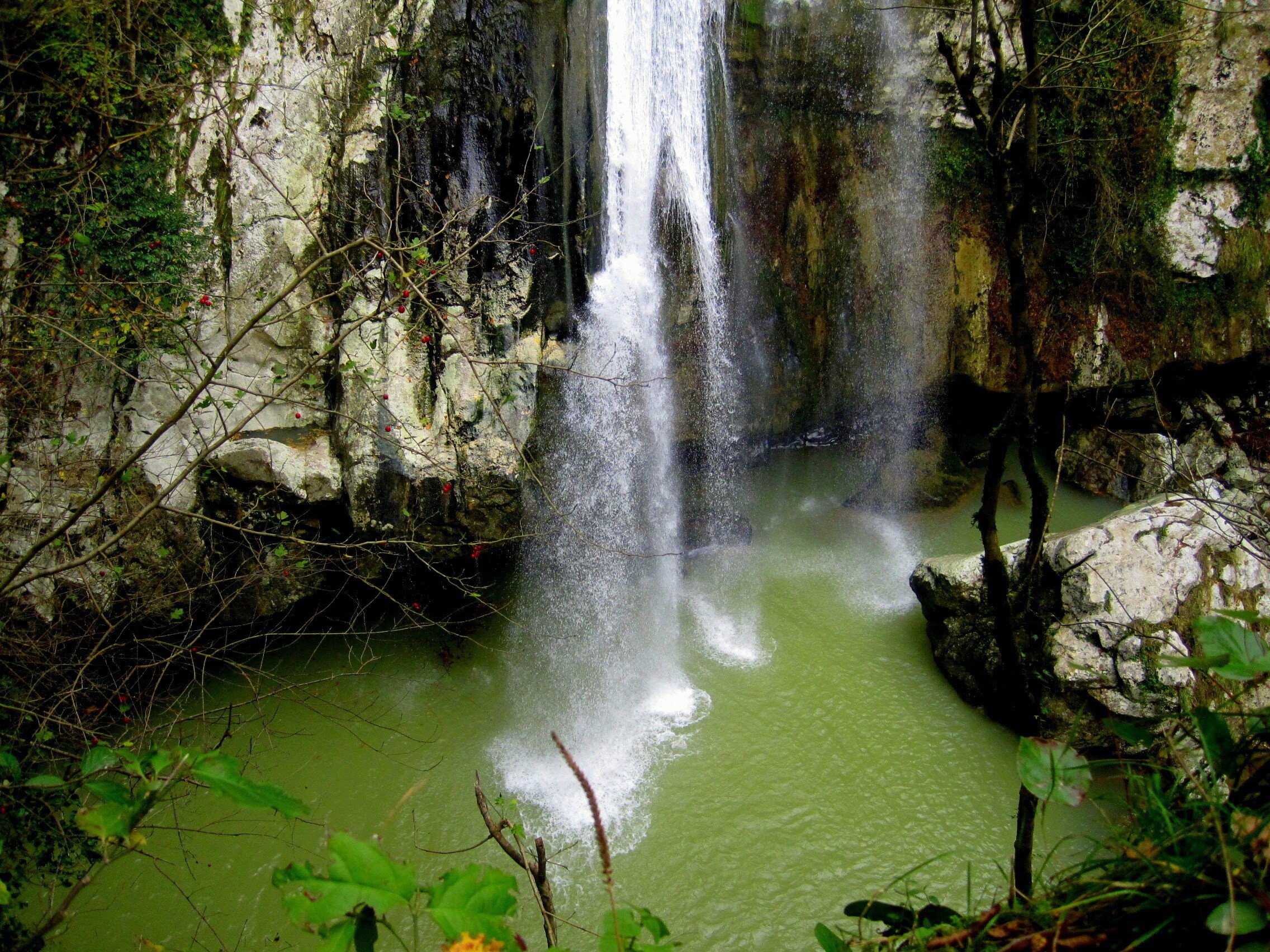 Водопад на средние. Агурские водопады. Водопад Агурские водопады. Национальный парк Агурские водопады. Агурские водопады верхний водопад.