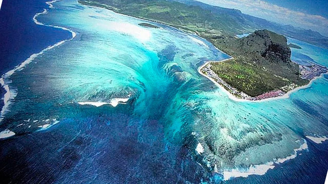 Водопад на маврикии в океане фото