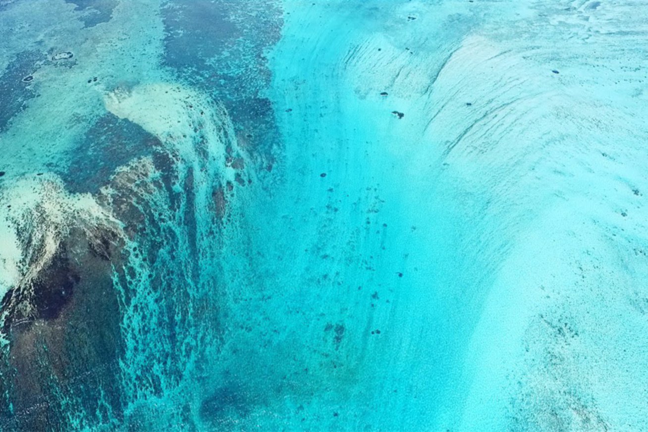 Индийский океан какая вода. Ле Морн Брабан водопад. Подводный водопад (Underwater Waterfall), Маврикий. Мауритиус подводный водопад. Подводный водопад в датском проливе.