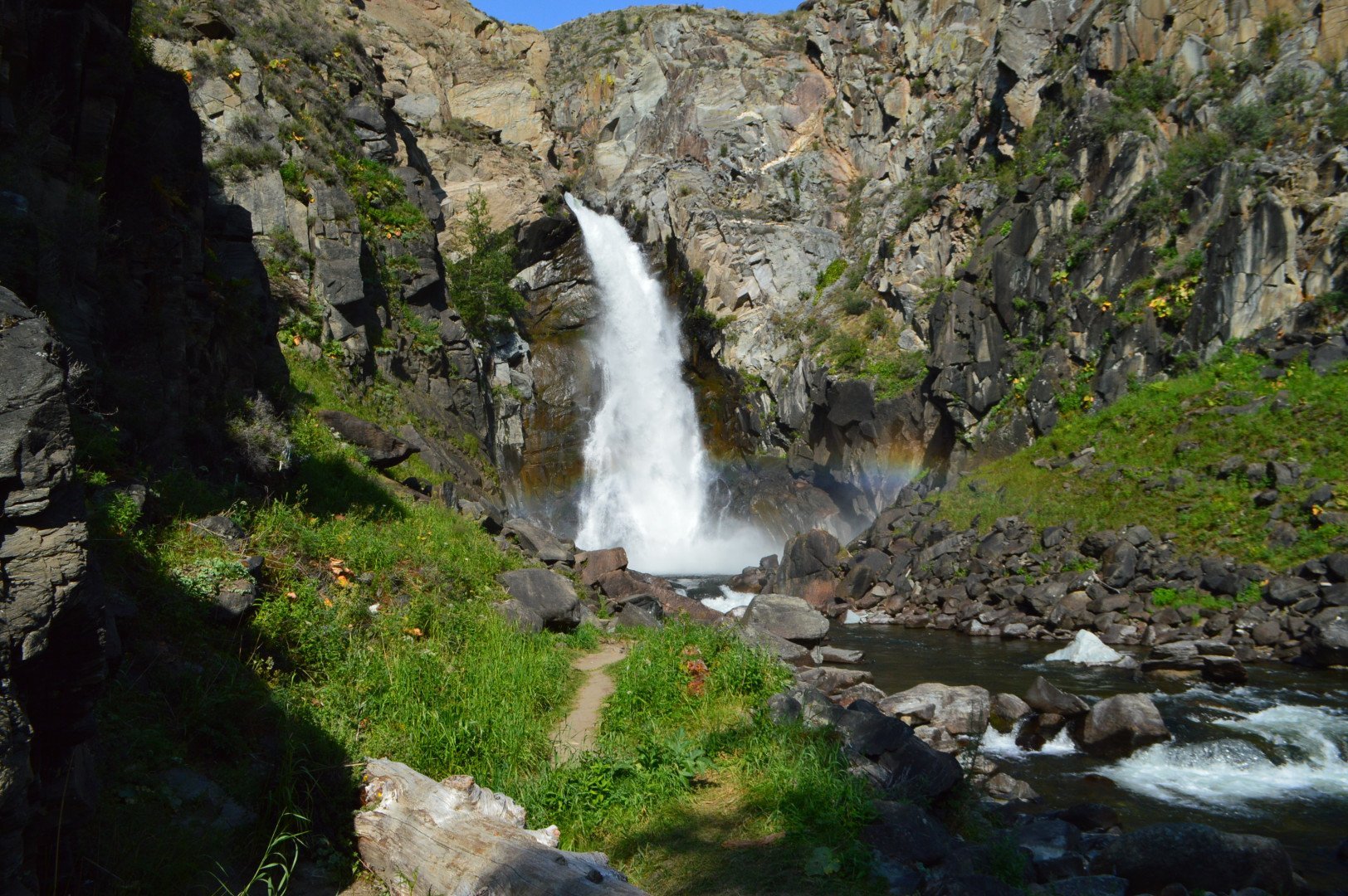 Горный Алтай водопад Башкаус