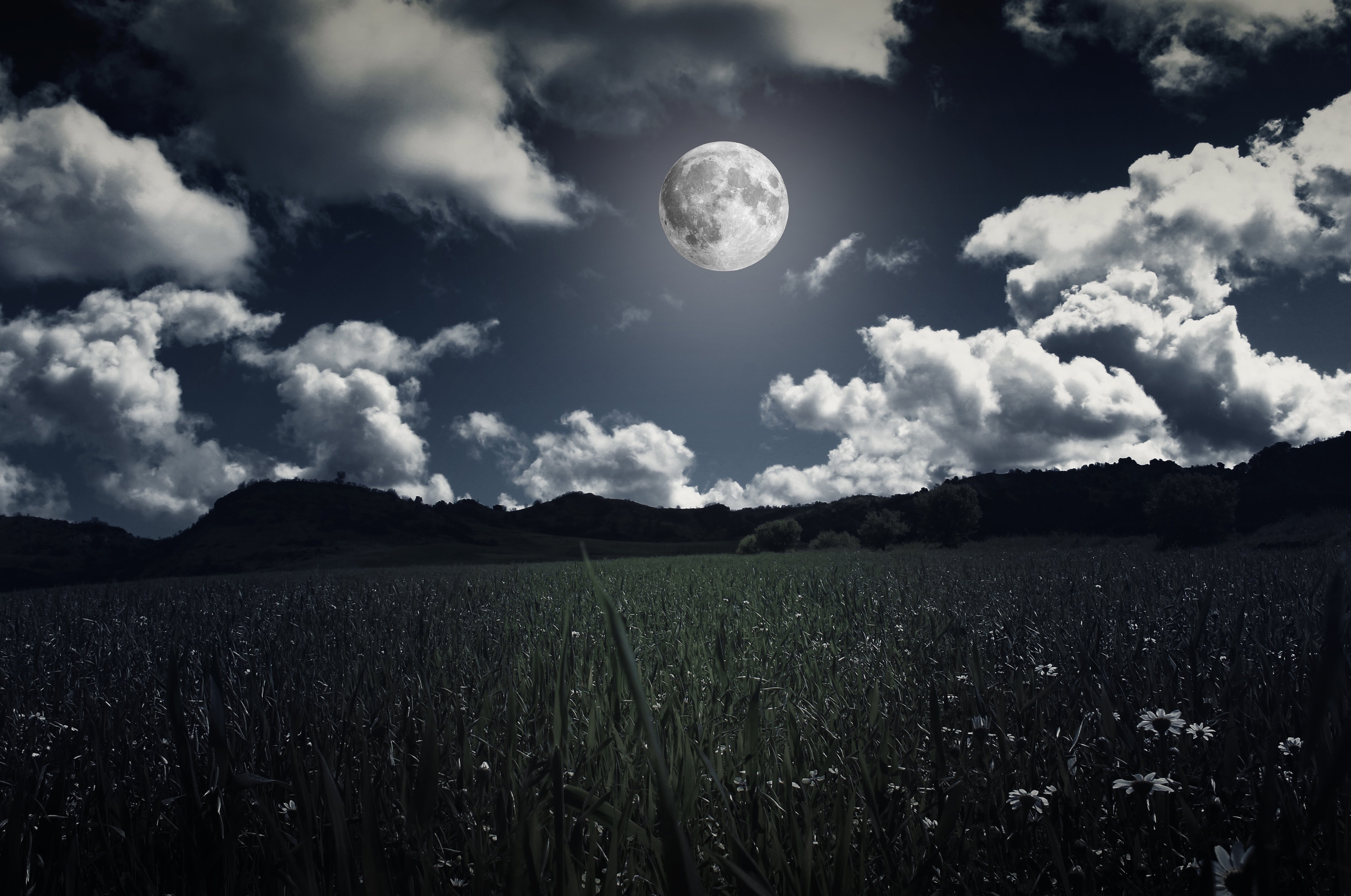 Вдали светит луна. Луна на небе. Лунный пейзаж. Ночное небо с луной и облаками. Лунное небо.