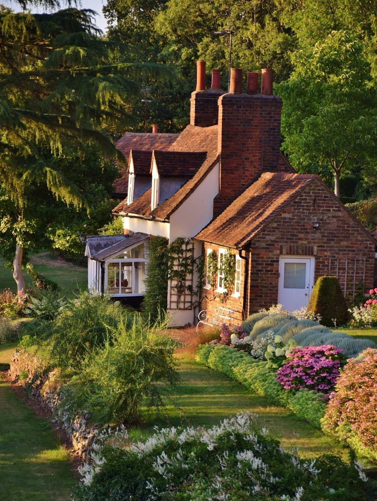 Old country house. Кантри Гарден. Красивый домик. Уютный домик. Небольшой деревенский домик.