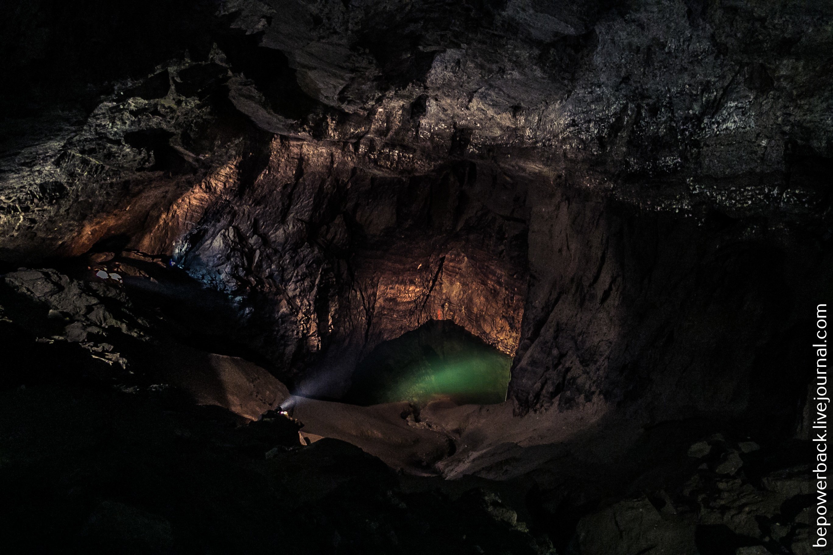 Озеро в пещере Абхазия