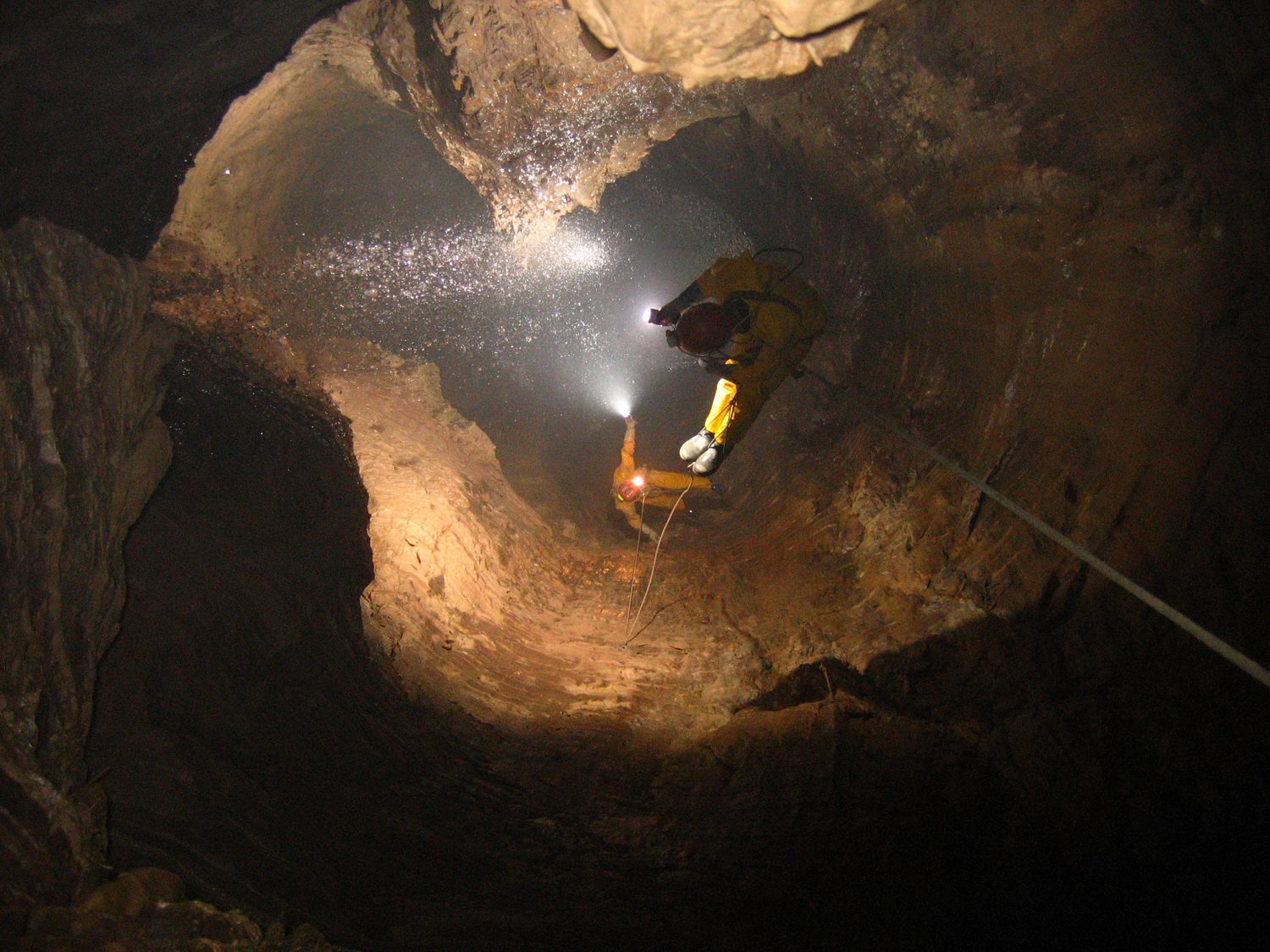 Caving фото. Пещера Крубера-Воронья. Пещера Крубера в Абхазии. Крубера-Воронья в Абхазии. Воронья пещера в Абхазии.