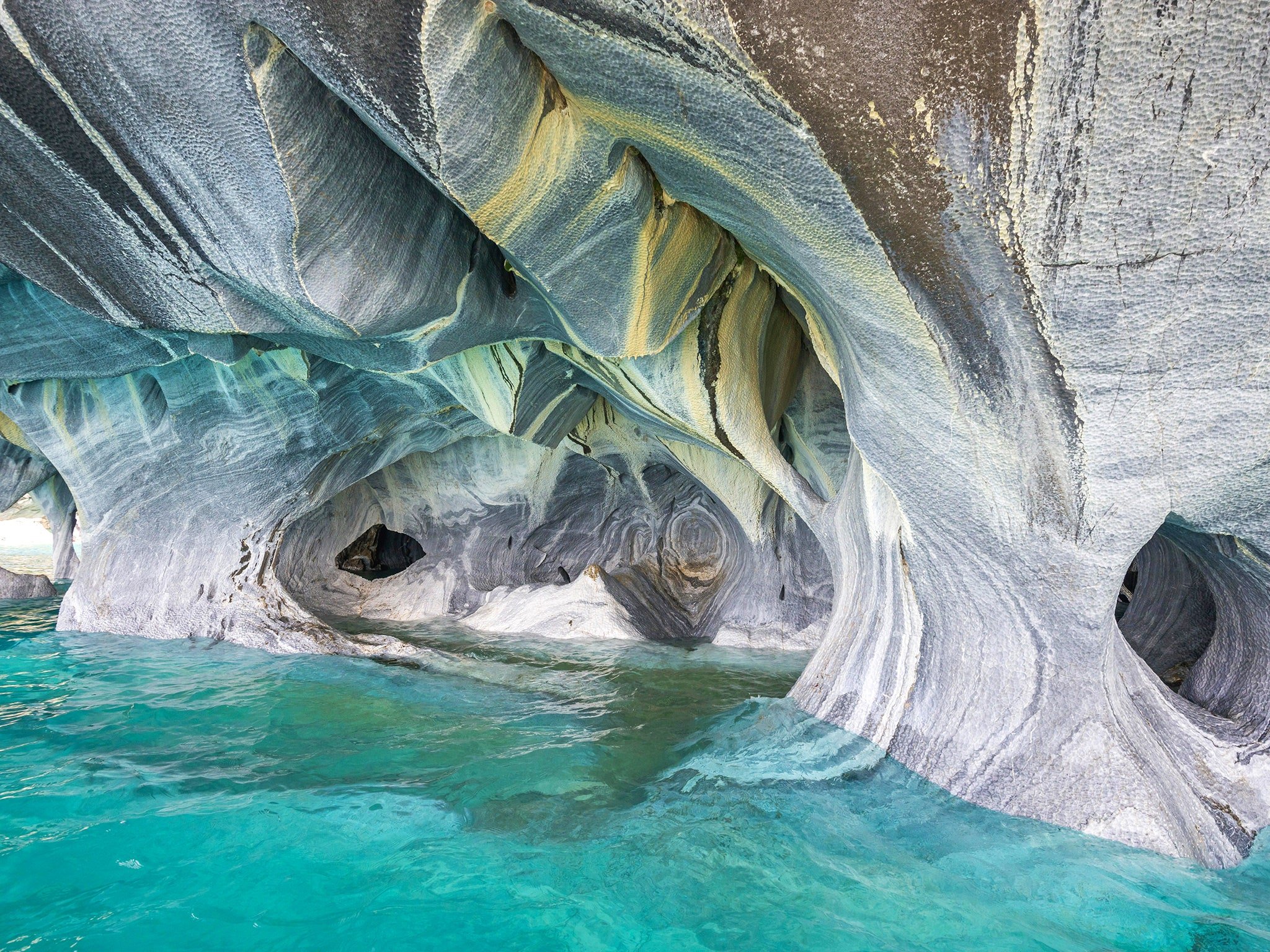 Удивительные места нашей планеты. Озеро Хенераль Каррера. Мраморные пещеры озера Хенераль Каррера. Мраморные пещеры Патагонии Чили. Мраморные пещеры озера Каррера, Чили.