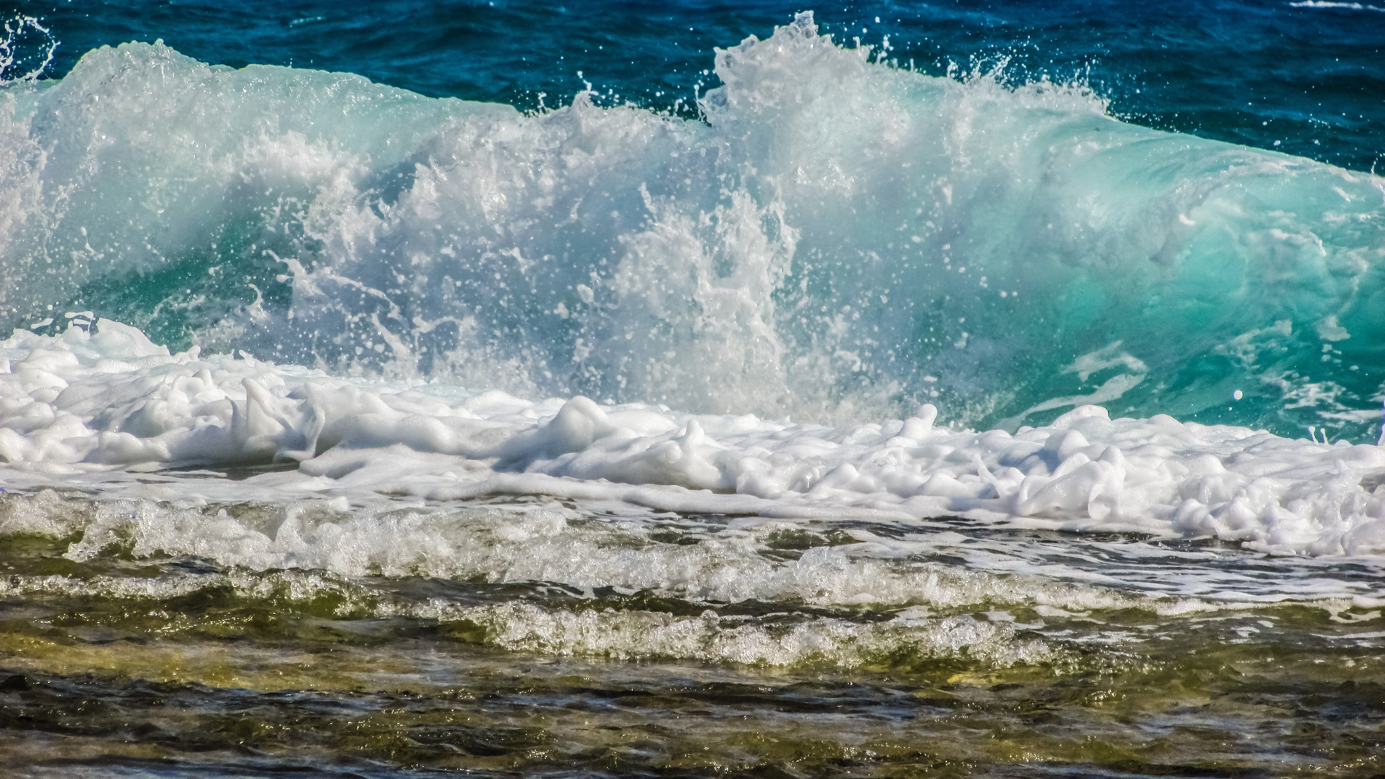 Волна бегущая по поверхности воды. Ситжес волны морской Прибой. Море, волны. Пляж волны. Бушующее море.