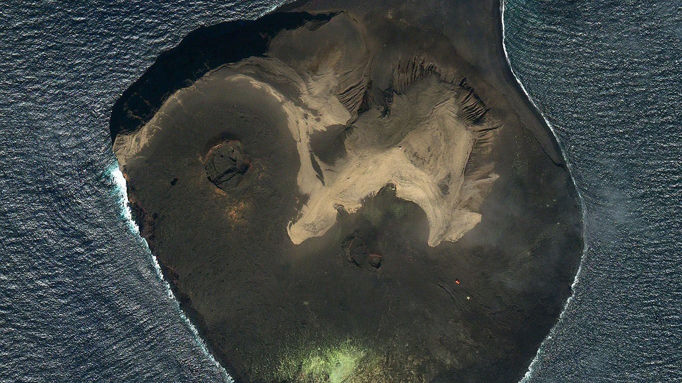 Почему не было острова. Остров Суртсей Исландия. Сюртсей вулкан. Северный Сентинельский остров. Остров Суртсей извержение.