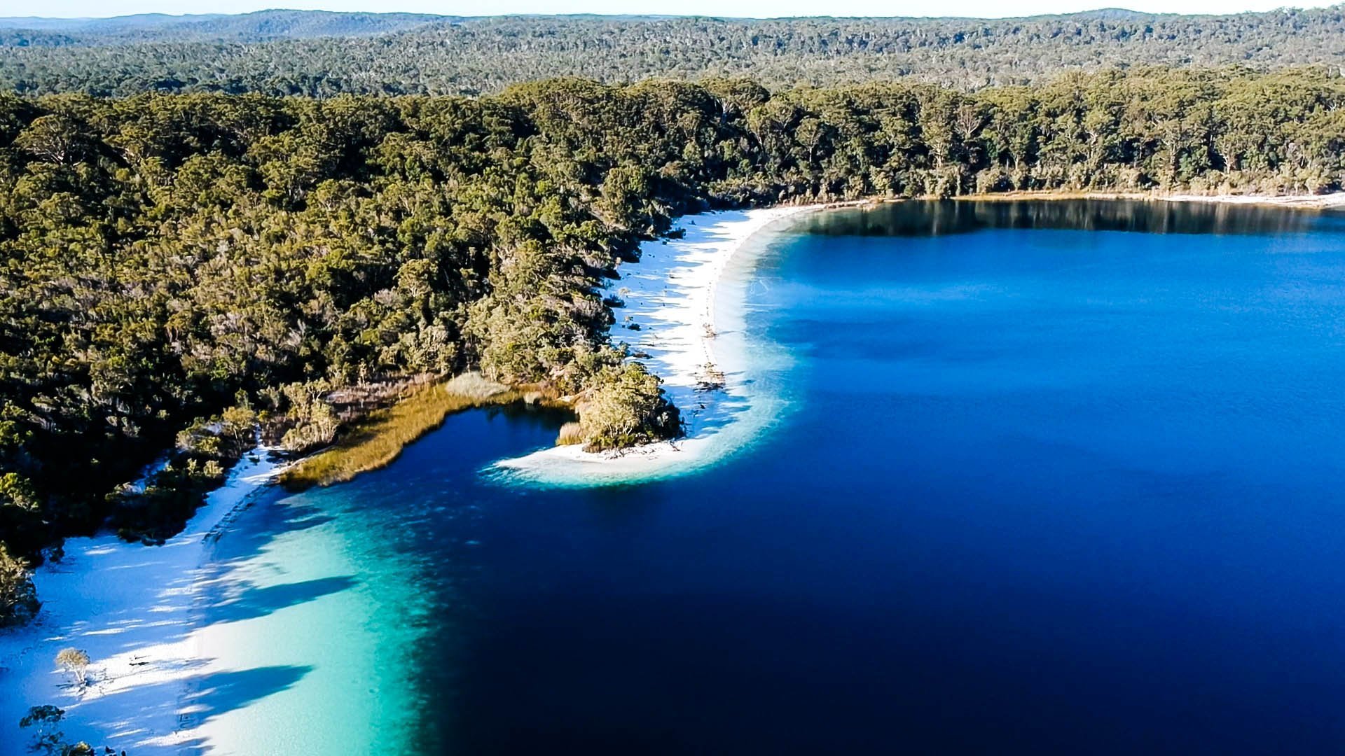 Озера австралии в основном. Остров Фрейзер Австралия. Песчаный остров Фрейзер в Австралии. Остров Фрейзер Австралия висячие озера. Национальный парк Фрейзер Австралия.