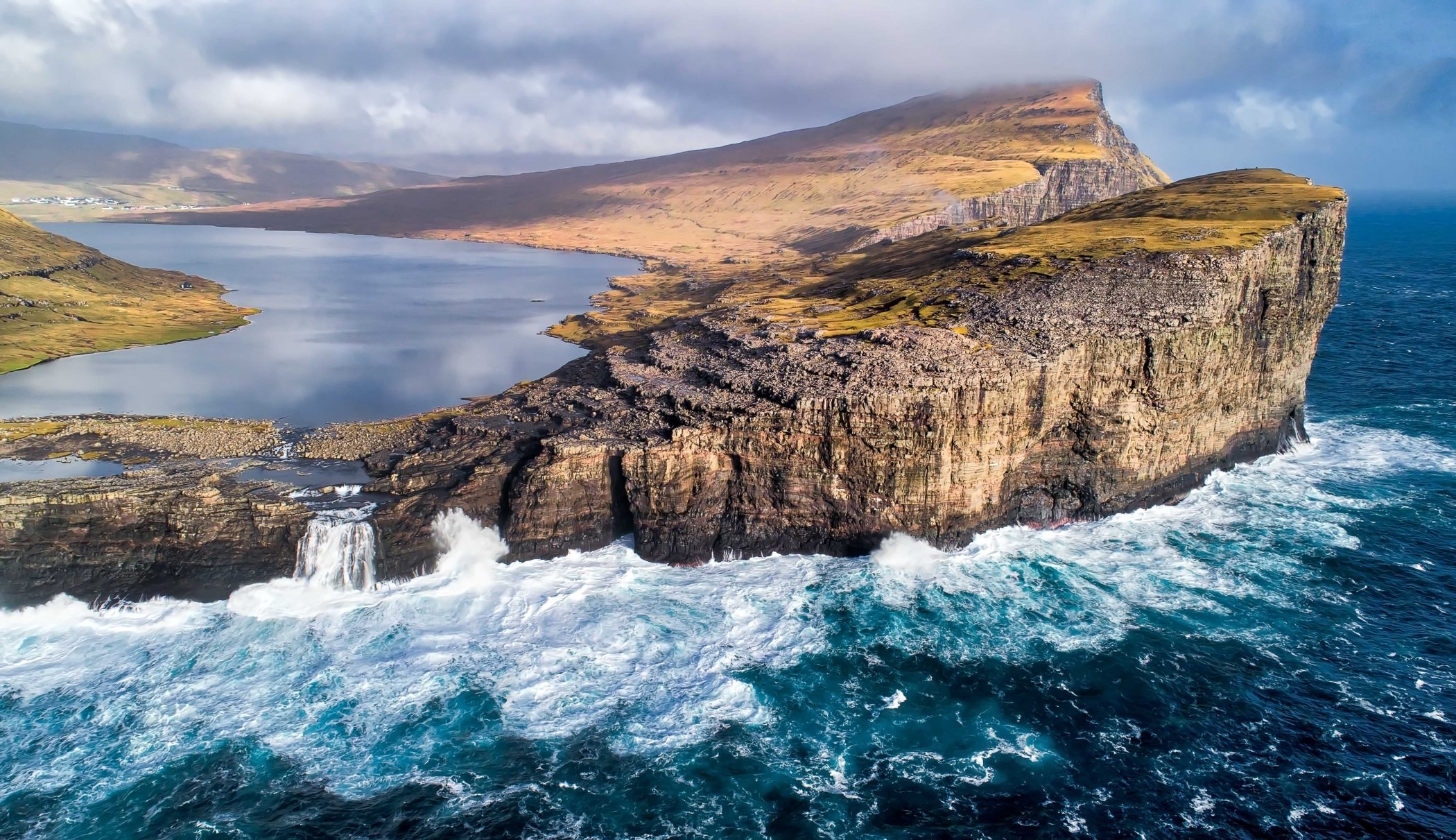 People live on islands. Фарерские острова озеро Сорвагсватн. Сорвагсватн озеро над океаном Фарерские острова. Висячее озеро Сорвагсватн, Фарерские острова.