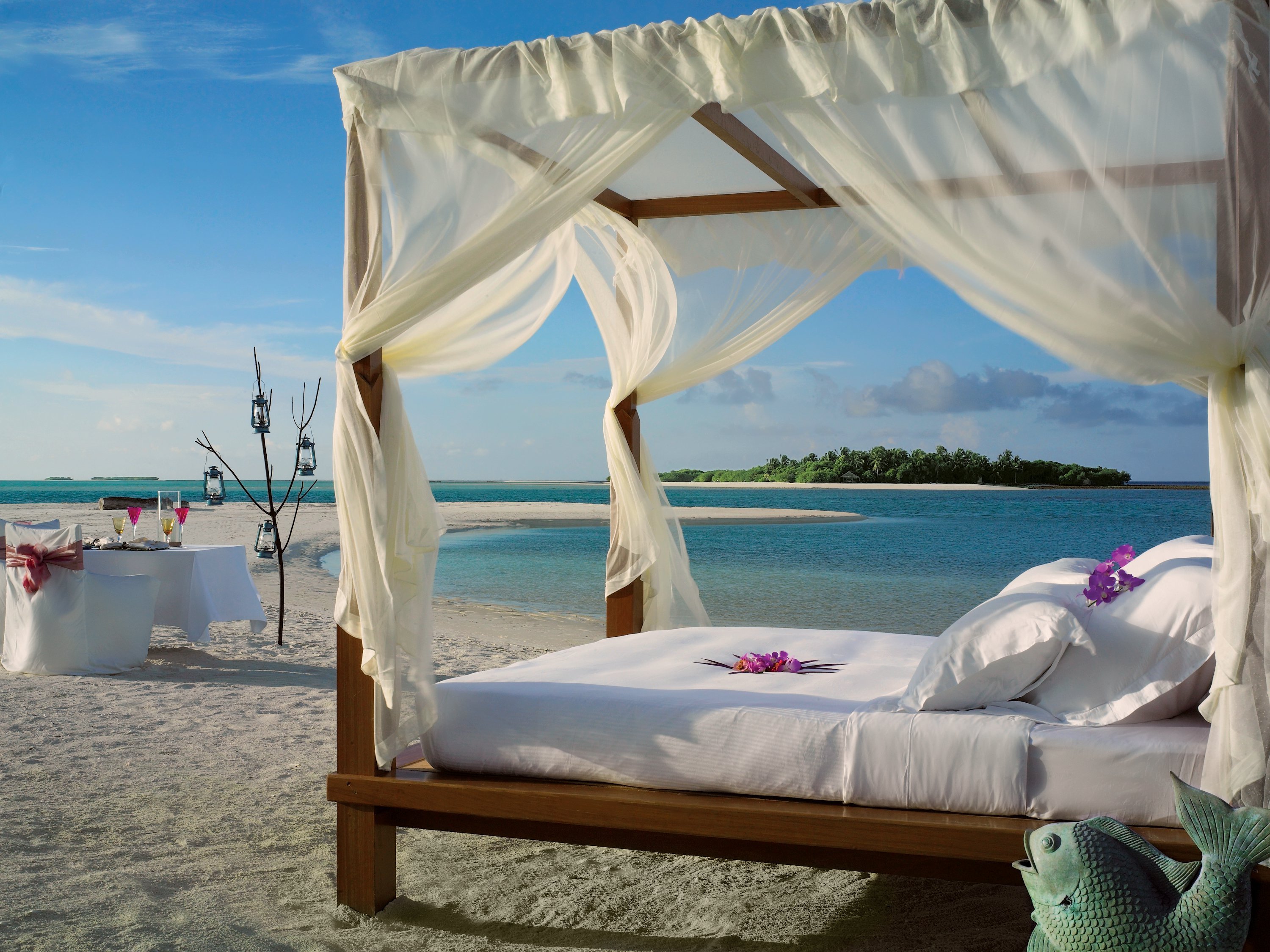 Отели рядом с морем. Кровать на берегу моря. Кровать на пляже. Кровать с балдахином на пляже. Беседка у моря.
