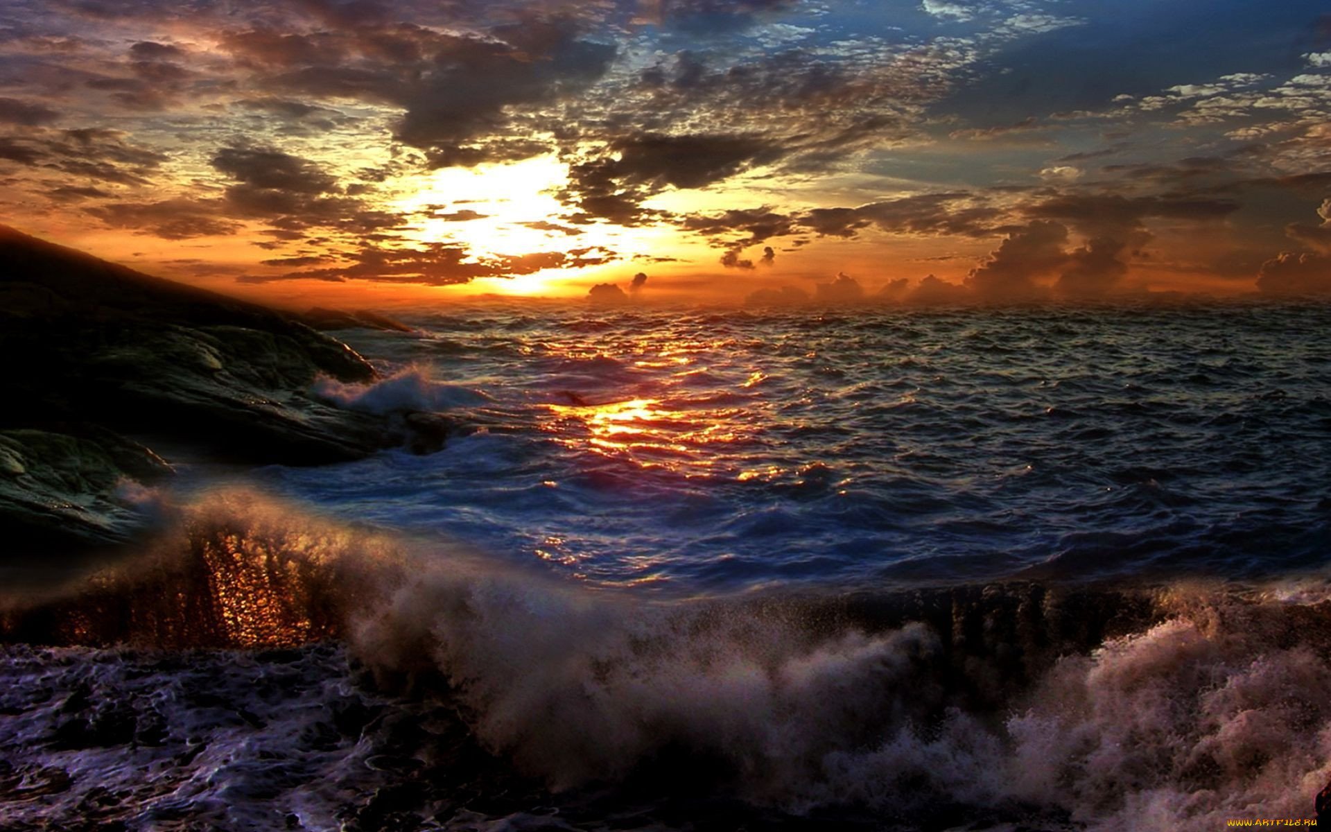 Волны на заре. Природа море. Морской закат. Бушующее море. Бушующее море и солнце.