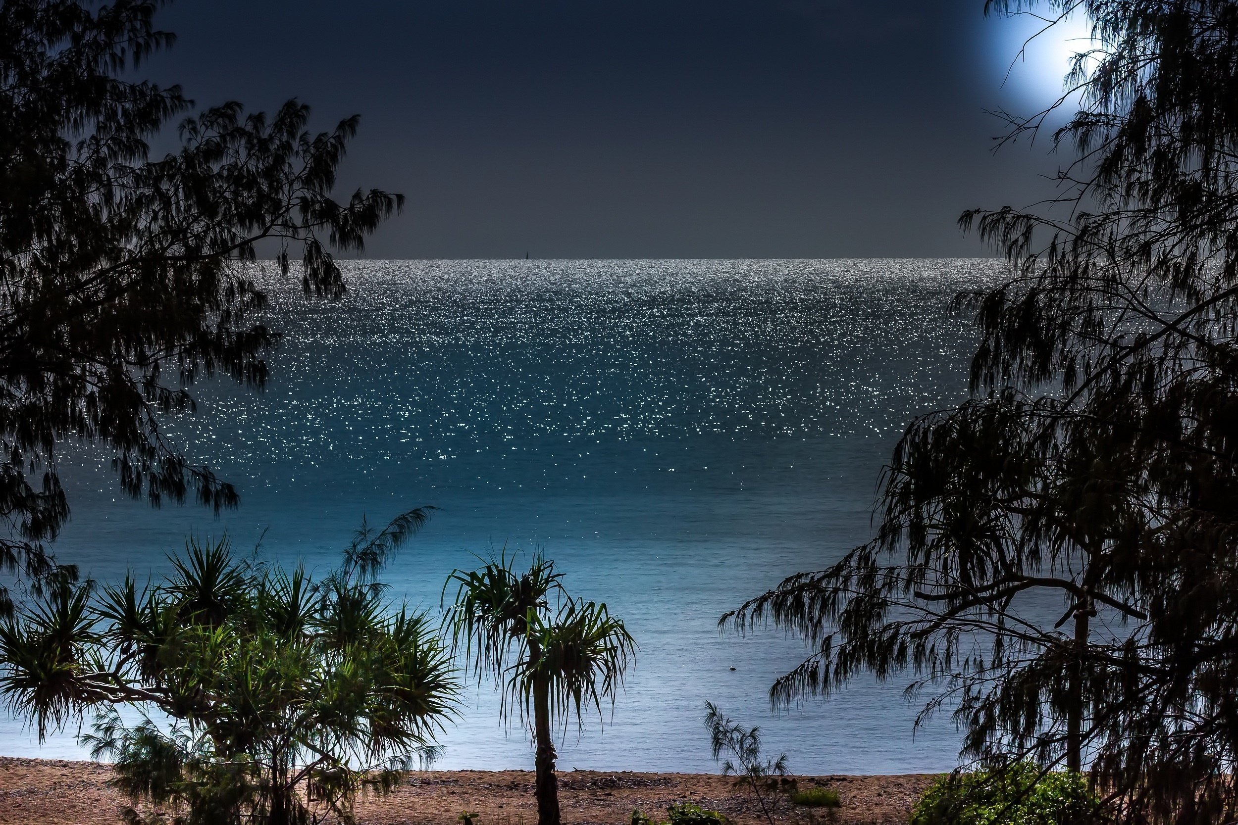 Moonlight side. Пляж лунный свет (Мунлайт). Ночное море. Ночь в море. Лунный свет на море.