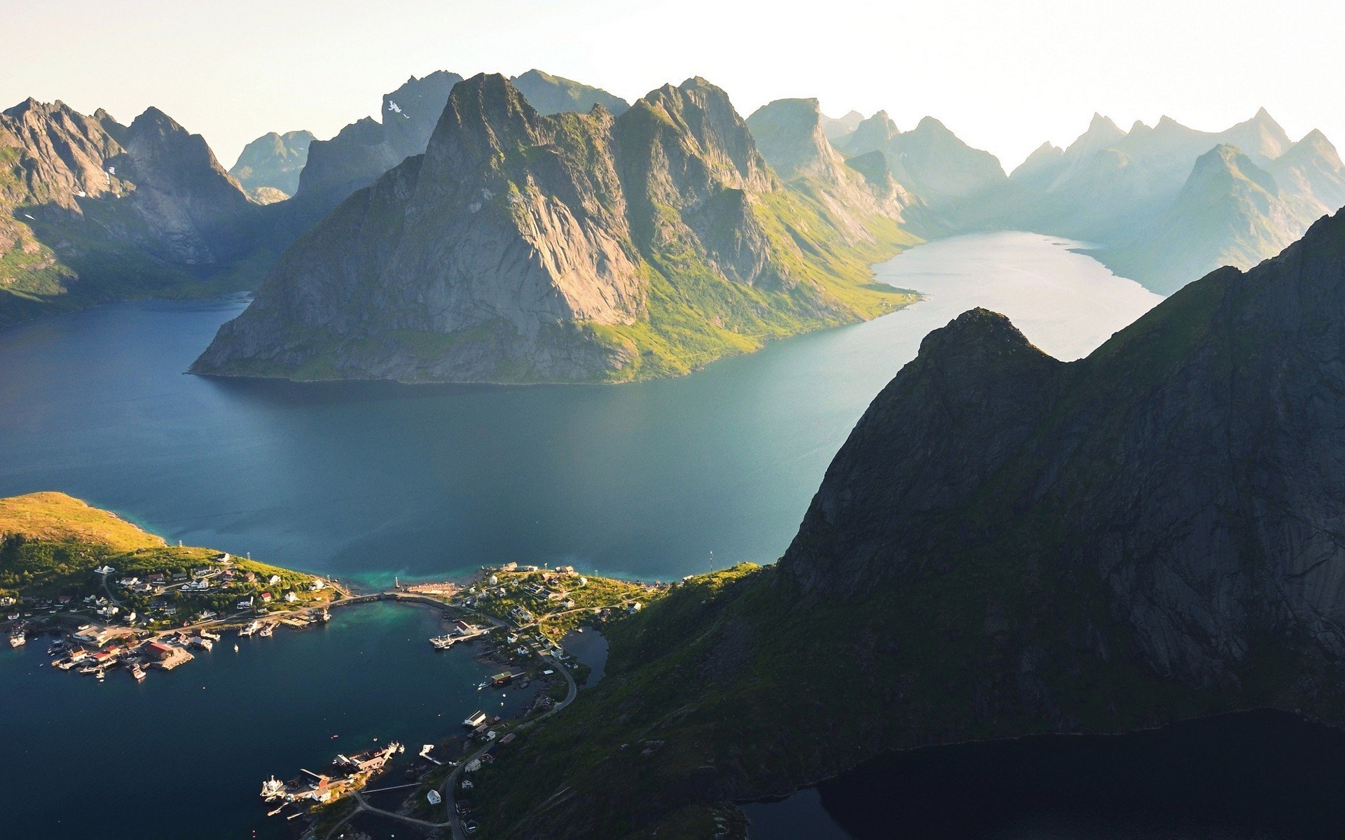 The mountains in are beautiful. Лофотенские острова, Норвегия. Скандинавия фьорды. Озеро Лофотен Норвегия. Лофотенские острова Норвегия 1920х1080.
