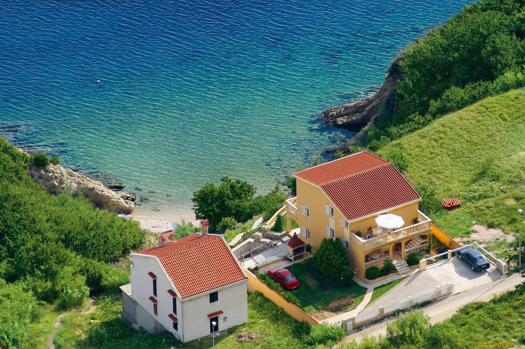 Аренда жилья поселок. Дом у моря. Дом у моря в Крыму. Маленький домик на берегу моря.