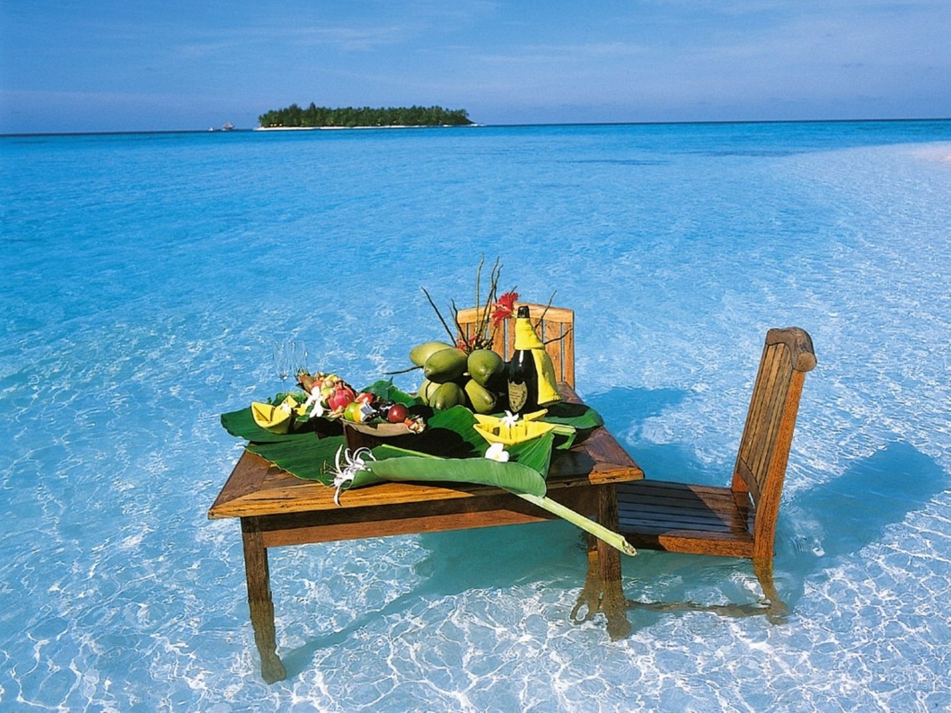Обеденный отдых. Столик у моря. Столик на берегу океана. Отдых. Море Мальдивы.