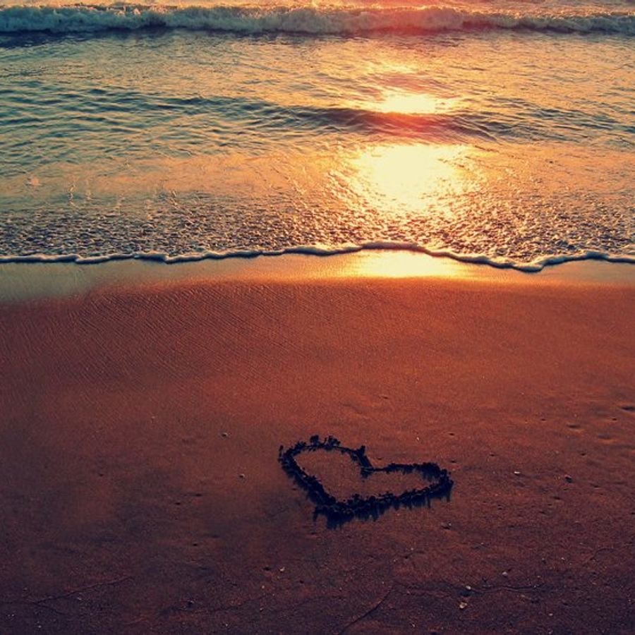 Сердечко на песке у моря