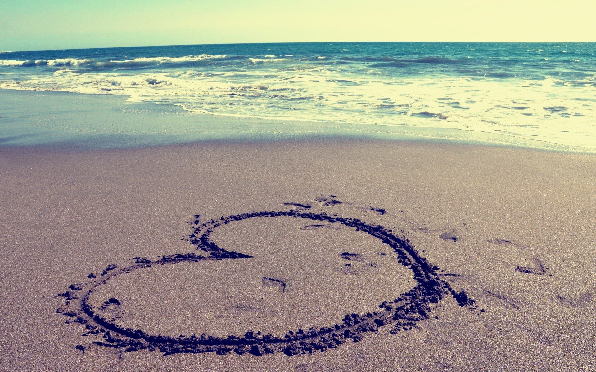 Сердце на песке фото у моря