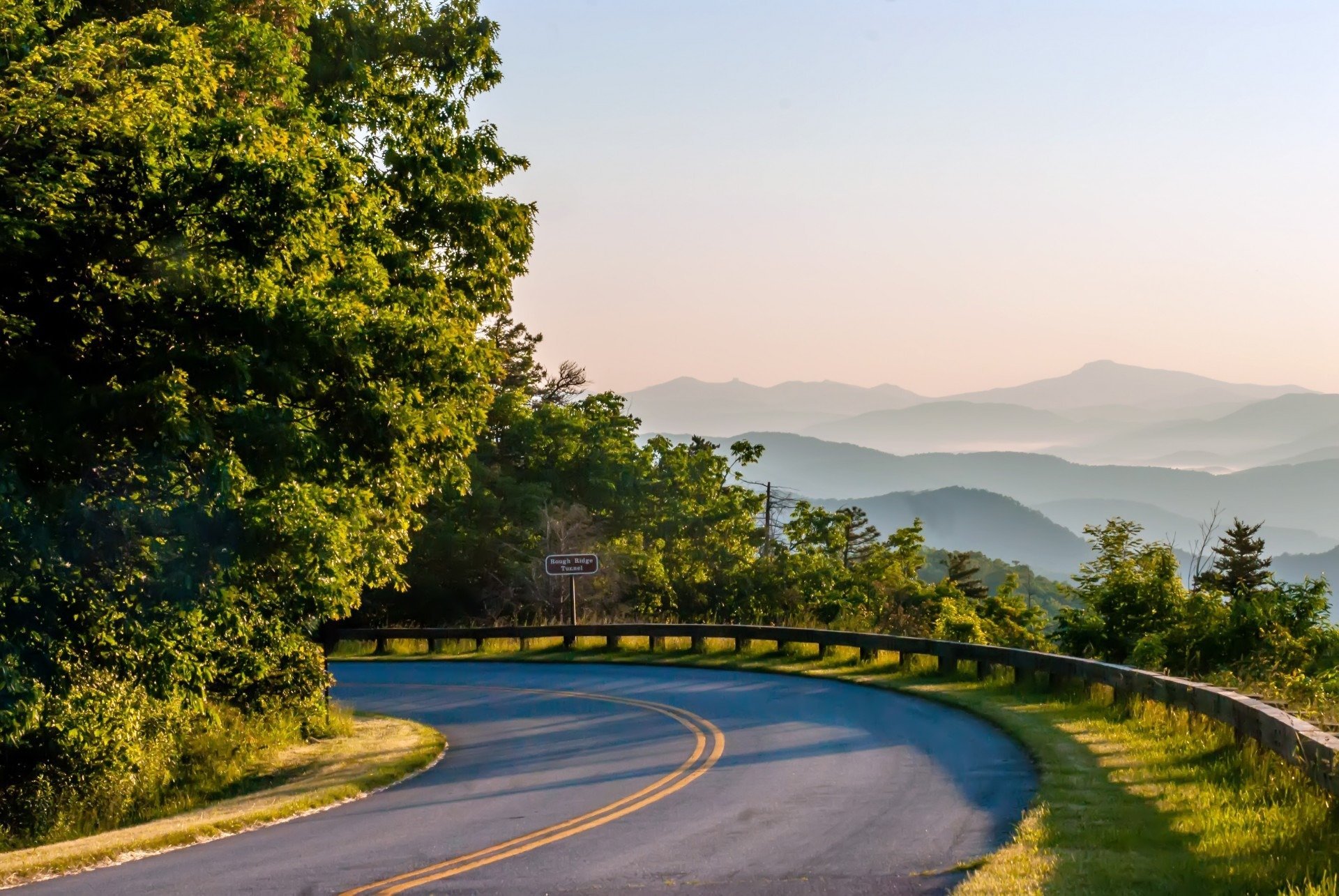 Вид вдоль. Живописное шоссе Блу-Ридж-Парквэй. Blue Ridge Parkway, North Carolina,. Аппалачи дороги. Северная Каролина Сельская местность.