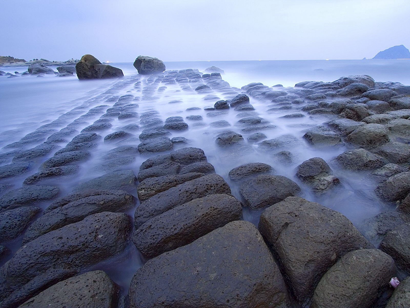 Каменистый забытые тени. Каменистый берег моря. Валуны на берегу моря. Камни на берегу моря. Море камни.