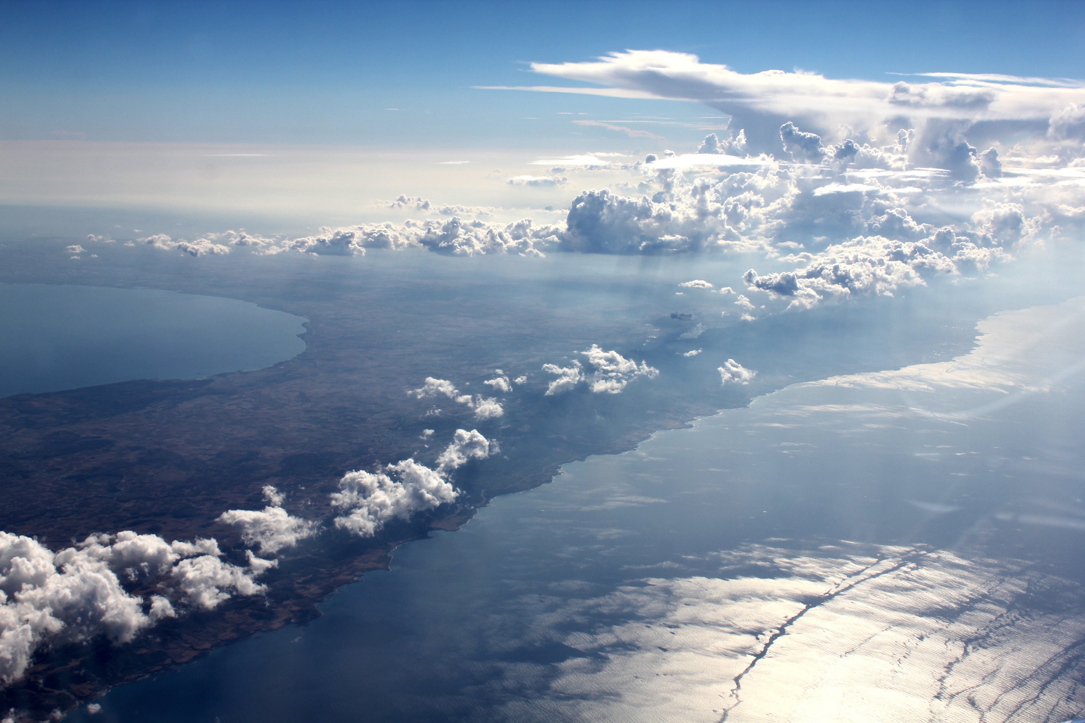 На небо над землей высоко. Самолет в небе. Вид с самолета на облака. Небо вид с самолета.