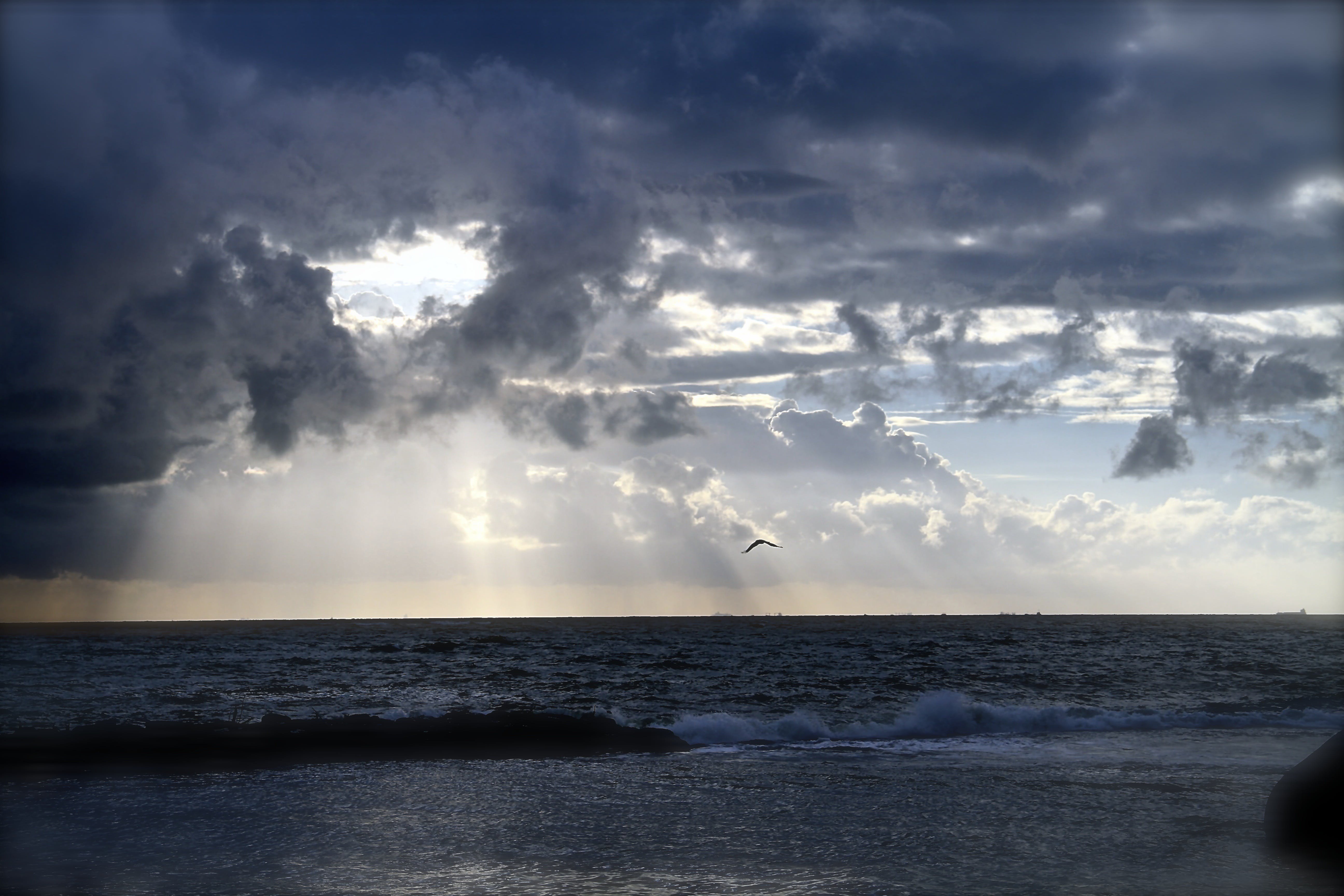 Облака бегут над морем значение. Пасмурное море. Море облаков. Тучи над морем. Гроза на море.