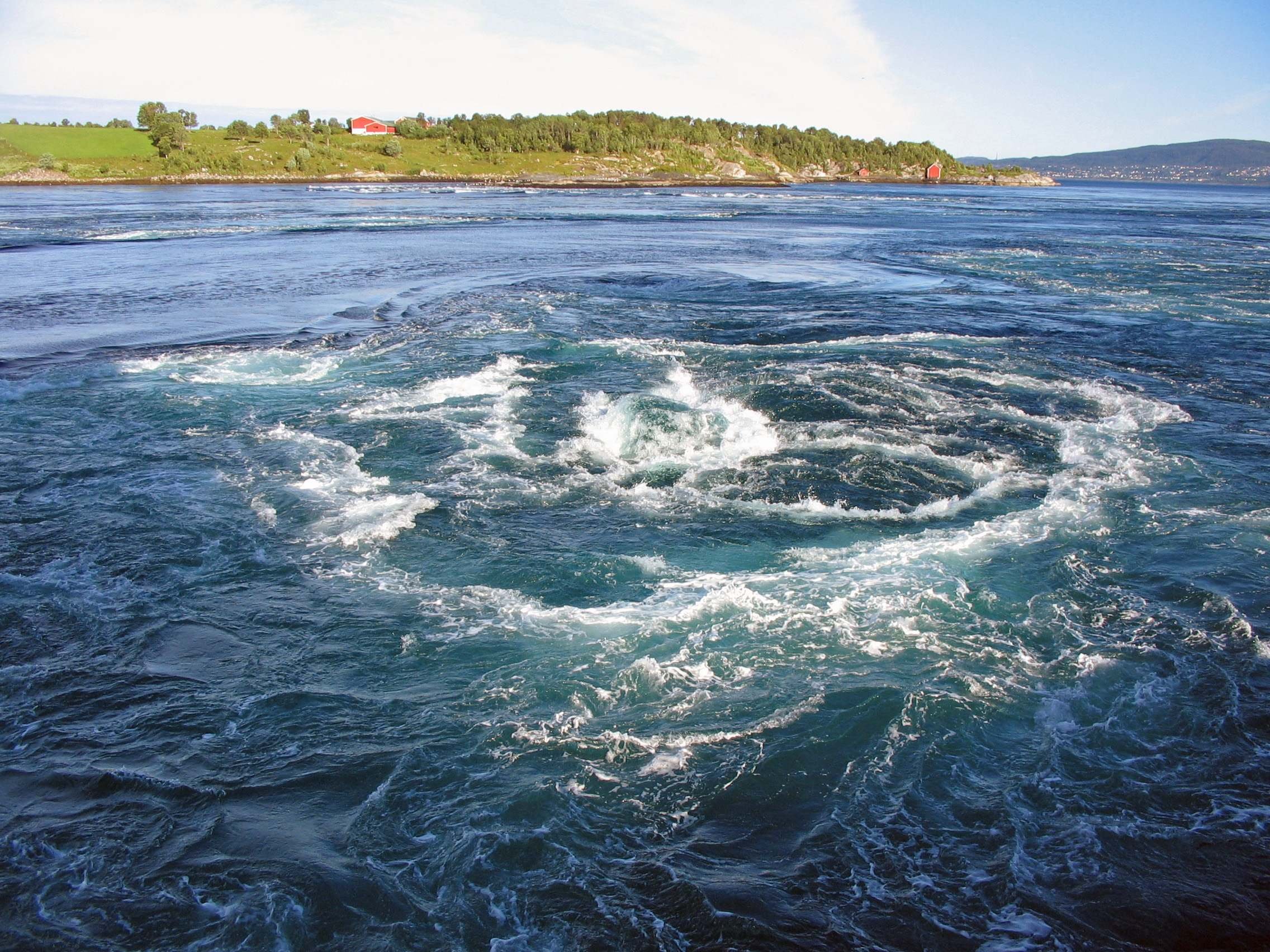 Очень сильные течения. Водоворот Сальстраумен. Мальмстрем водоворот. Водоворот мальстрём, Норвегия. Лофотенские острова водоворот Мальстрем.
