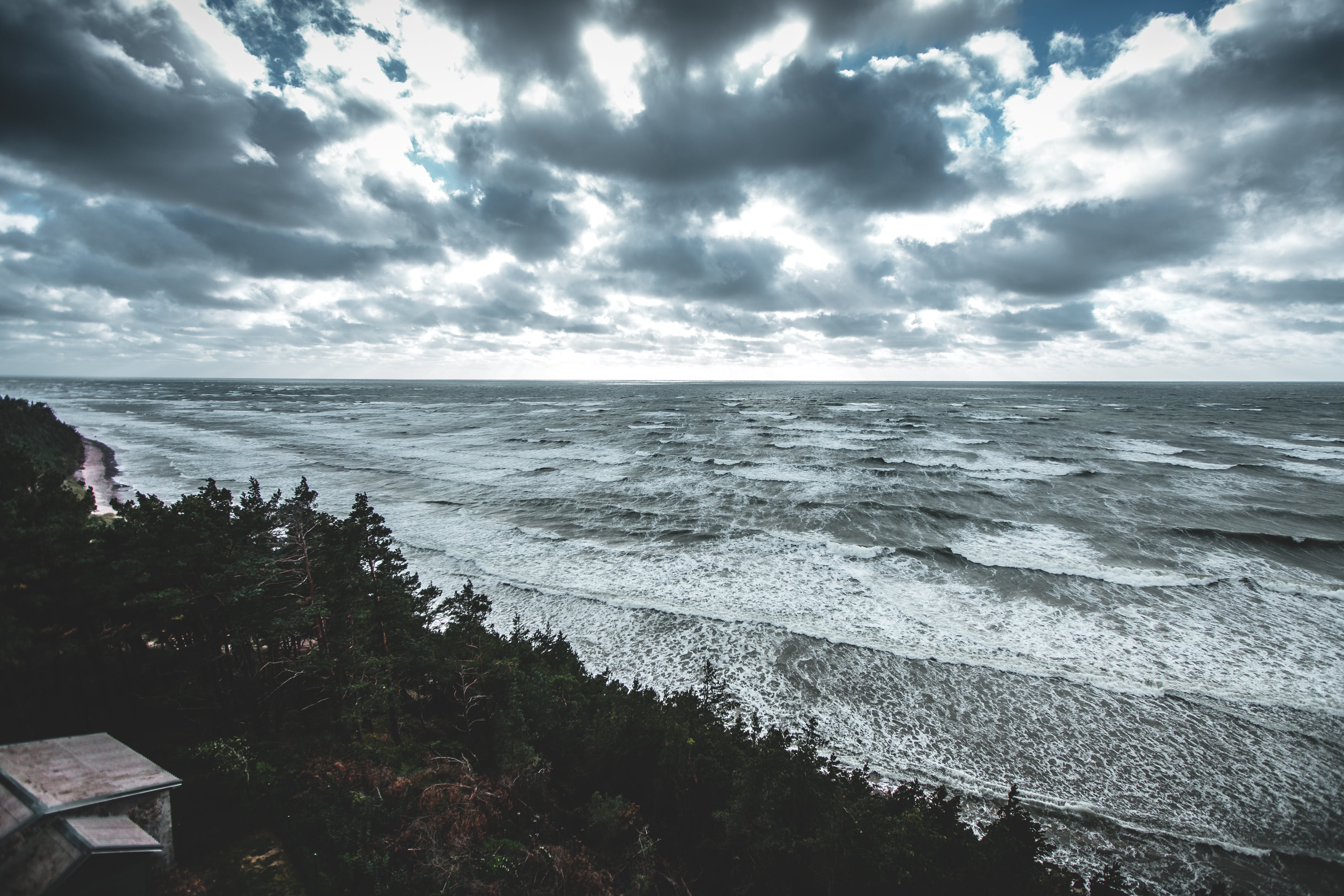 More weather. Пасмурное море. Пасмурный пляж. Пасмурный берег моря. Океан пасмурно.