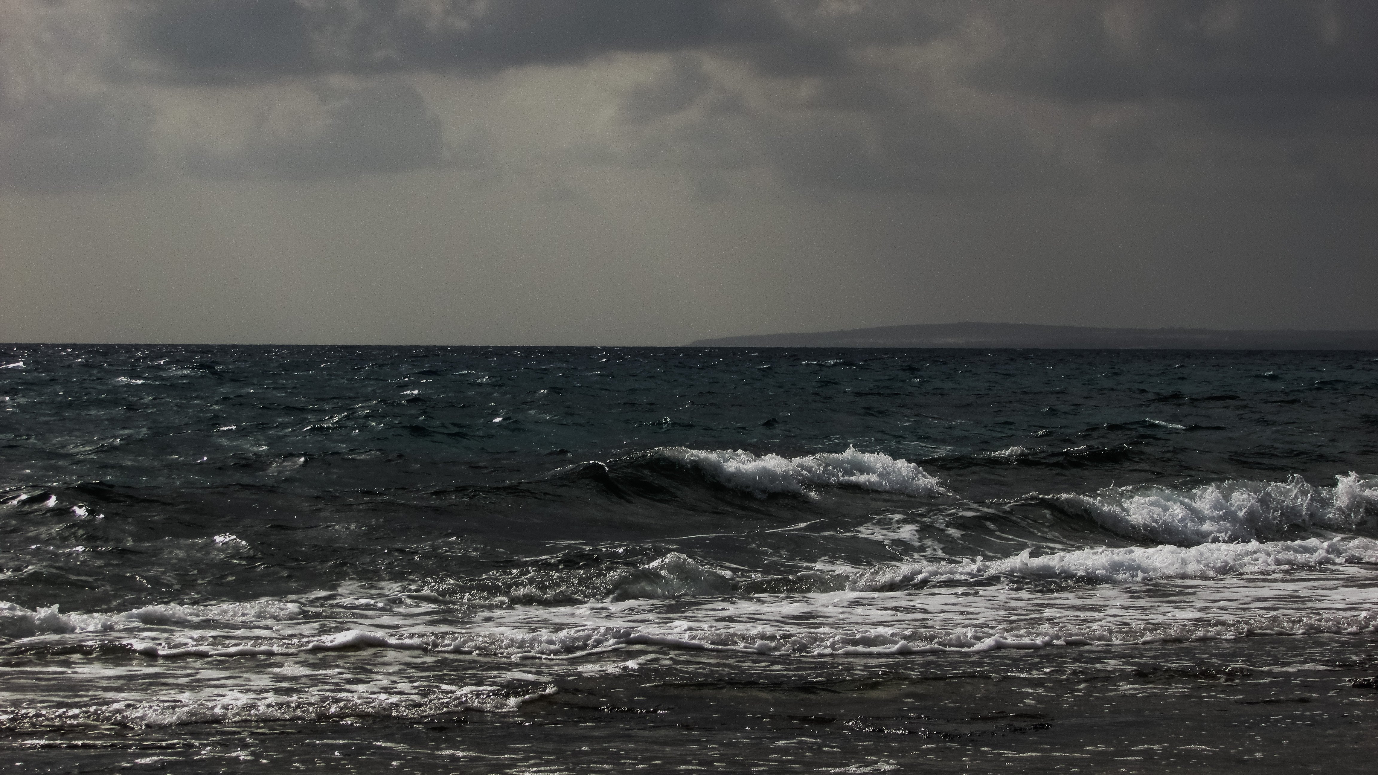 Плохая погода в море. Каспийское море шторм. Баренцево море шторм. Пасмурное море. Море в непогоду.