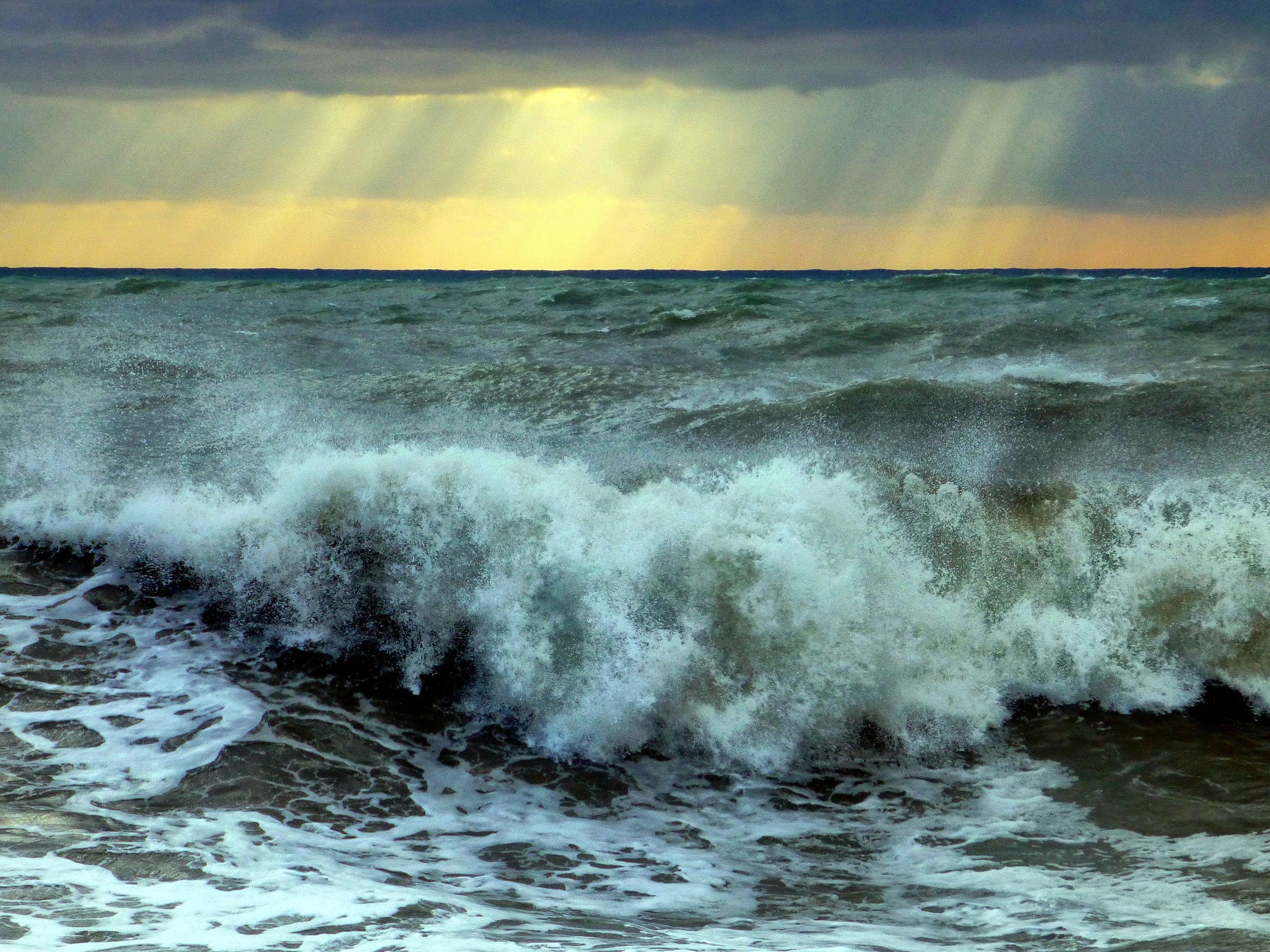 Разное состояние моря. Каспийское море шторм. Черное море шторм. Штормовое море черное. Черное море волны.