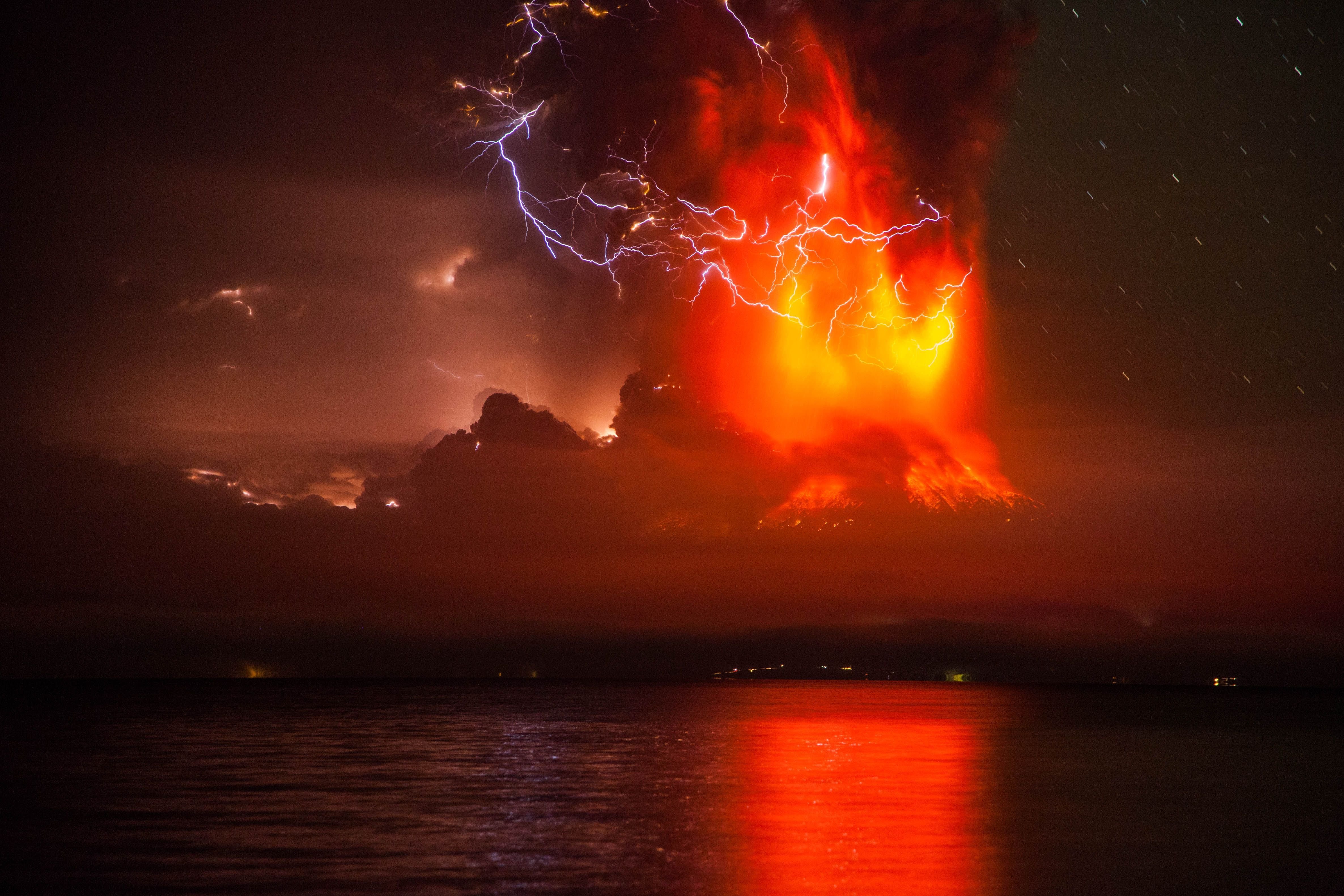 Шторм и море а огне. Вулканические молнии Кальбуко. Извержение вулкана Кальбуко. Извержение вулкана лава море. Огненный закат.