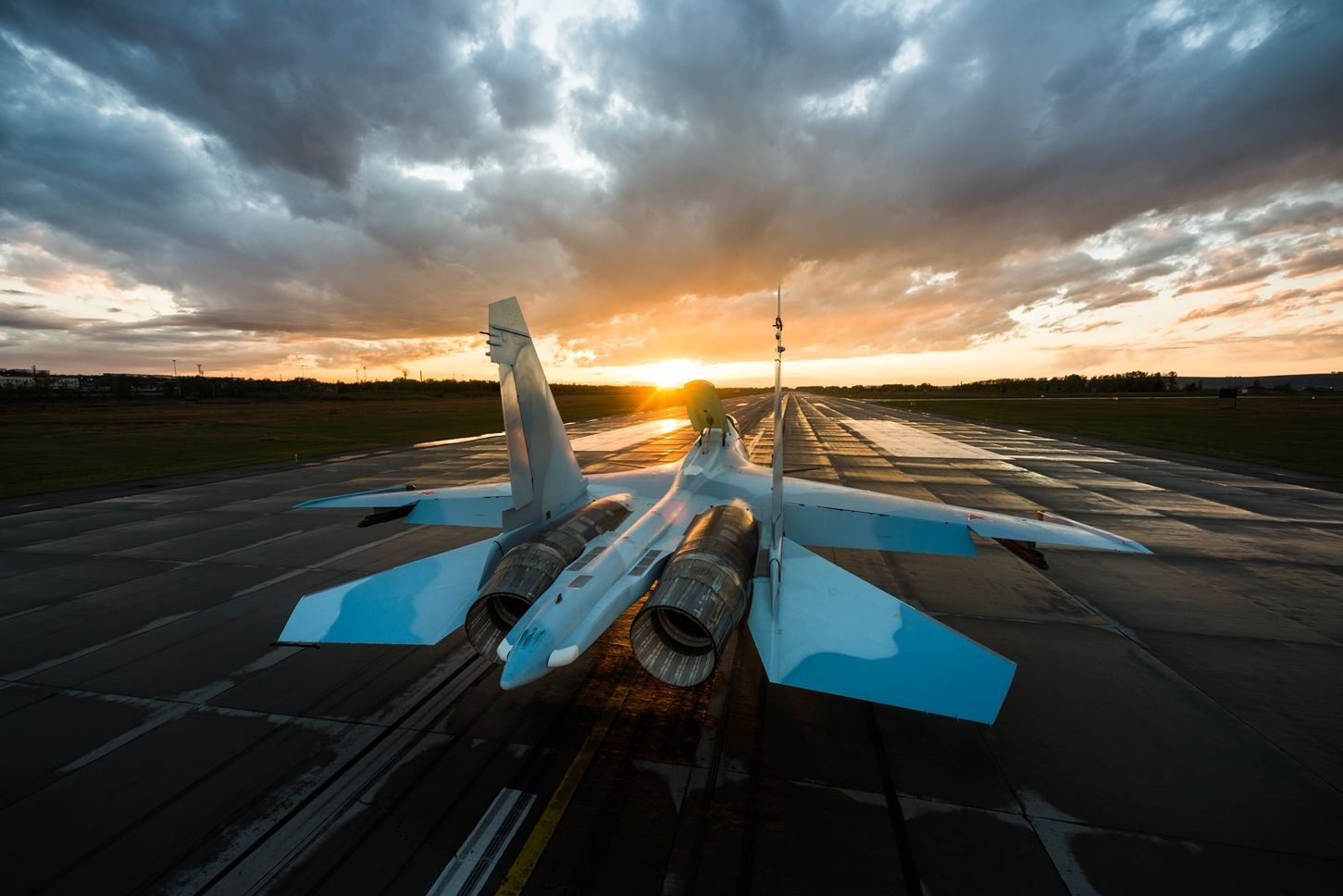 Что такое авиация. Су-27 авиационное оборудование. Су 34 на закате. Су 27 на взлетной полосе. Су 30 см ВВС России фото.