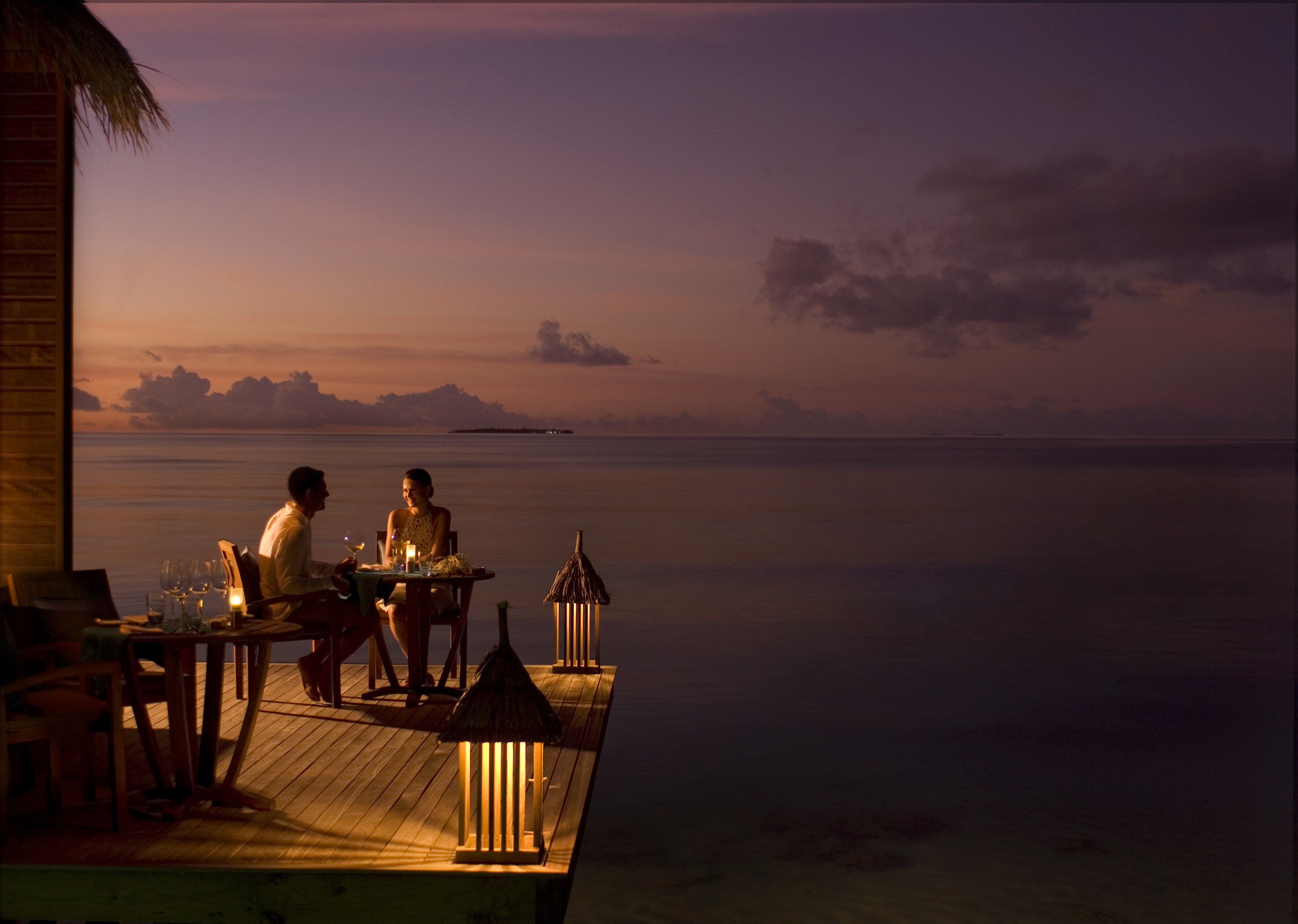 Место вечер. Романтика на берегу океана. Двое на берегу моря вечером. Романтический ужин на берегу океана. Вечер.