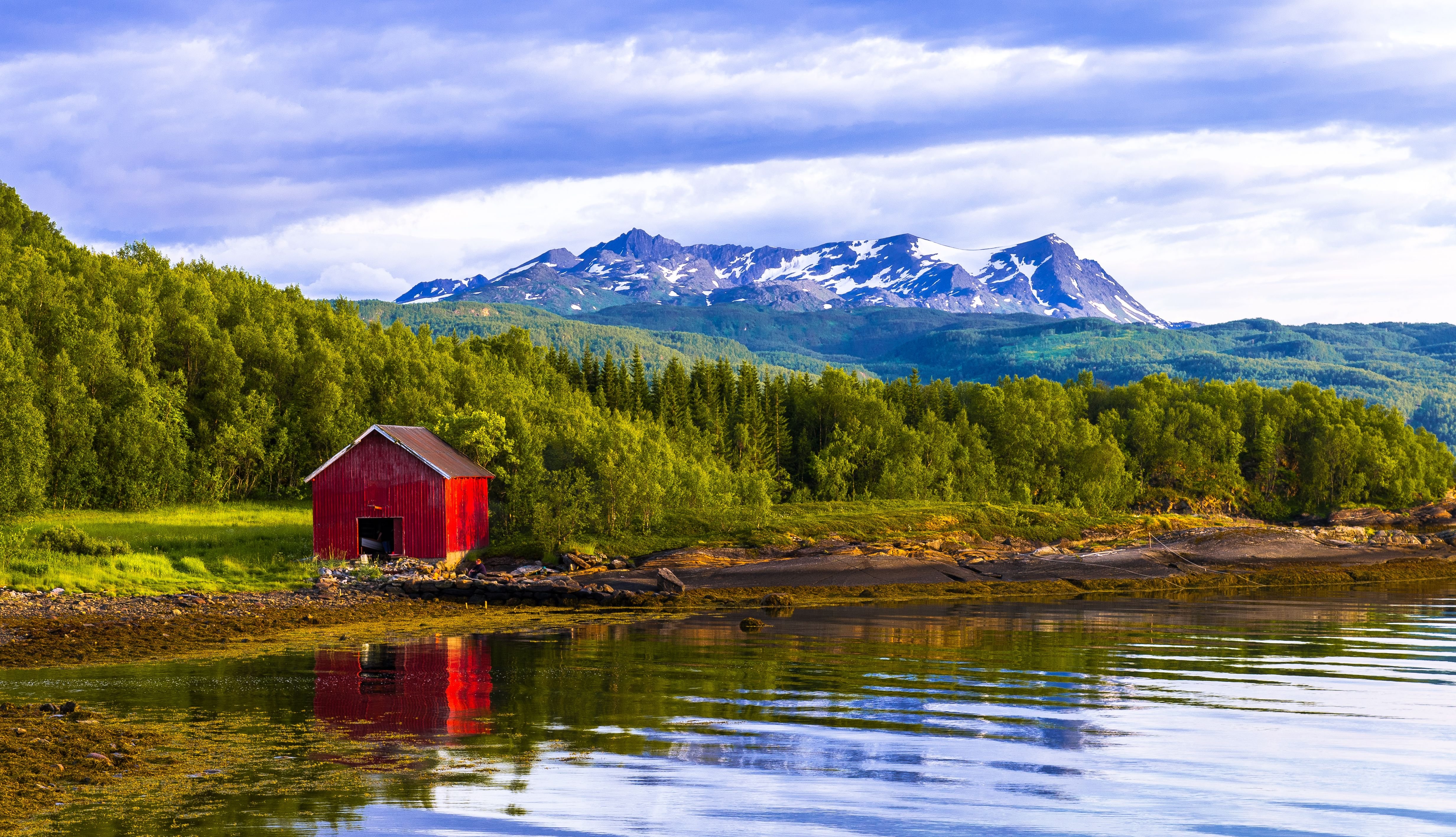 Горы домики озеро. Фьорд Норвегия красный домик. Норвегия Фьорд домик одинокий. Лес горы штат Монтана домик у озера. Дом у озера штат Монтана.