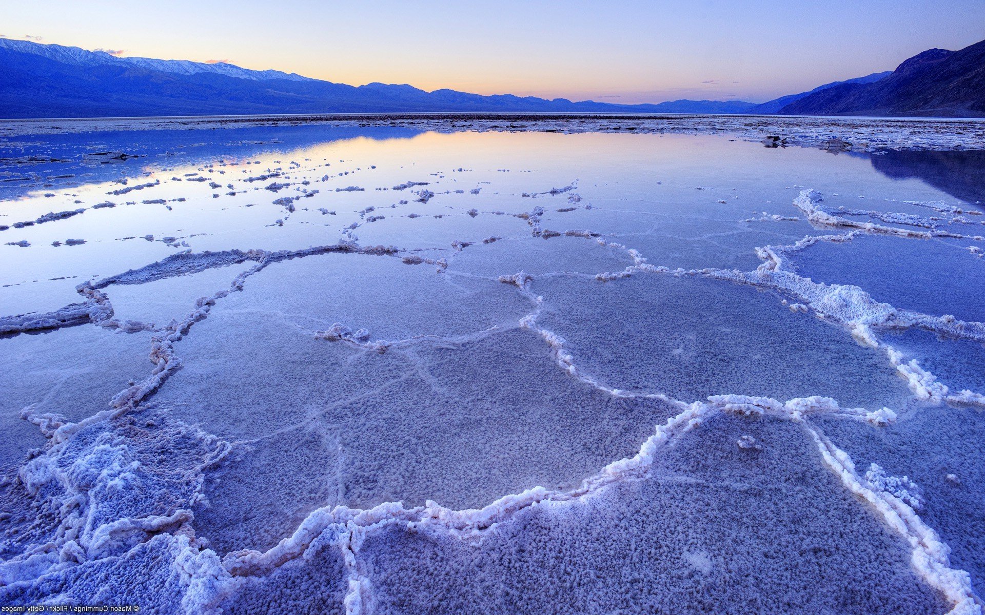 Соленые воды планеты. Озеро Badwater. Соляное озеро Бэдуотер. Солончаки мертвого моря. Соленое озеро Мертвое море.
